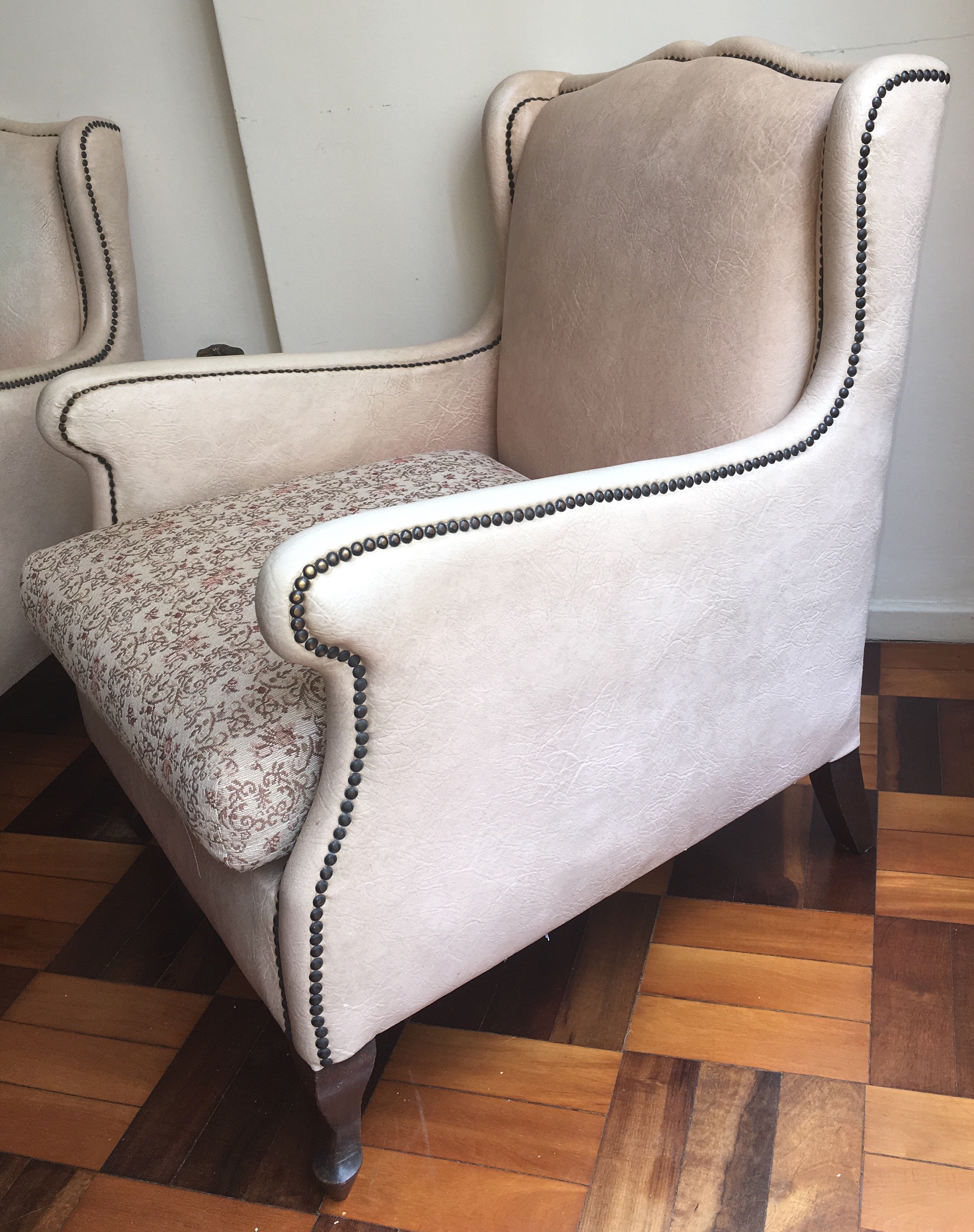 Sofá para dois lugares e par de poltronas estofadas e forradas de... - foto 6 de 8