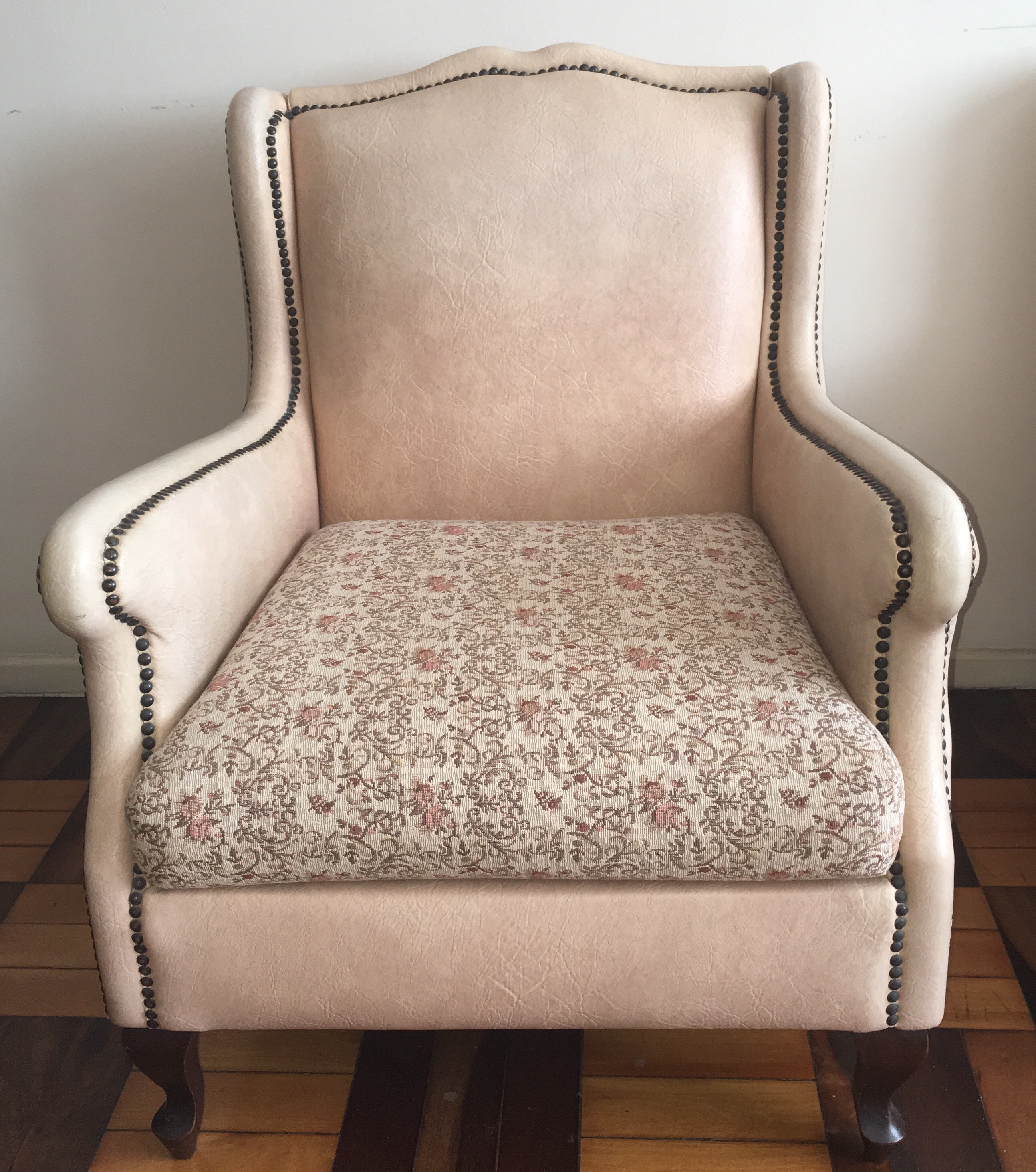 Sofá para dois lugares e par de poltronas estofadas e forradas de... - foto 8 de 8