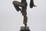 Réplica de escultura de bronze de Chiparus, ass... - Réplica de escultura de bronze de Chiparus, assinada, representando dançarina. Altura total 49 cm.