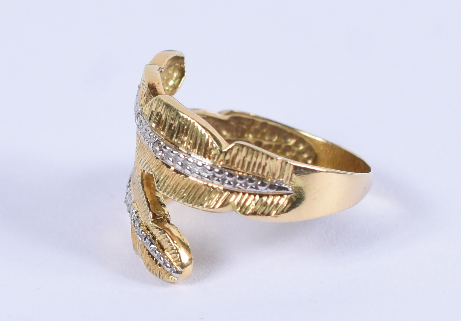 Anel de ouro 18 k com brilhantes .Aro 17.(Por questão de segurança a... - foto 2 de 4