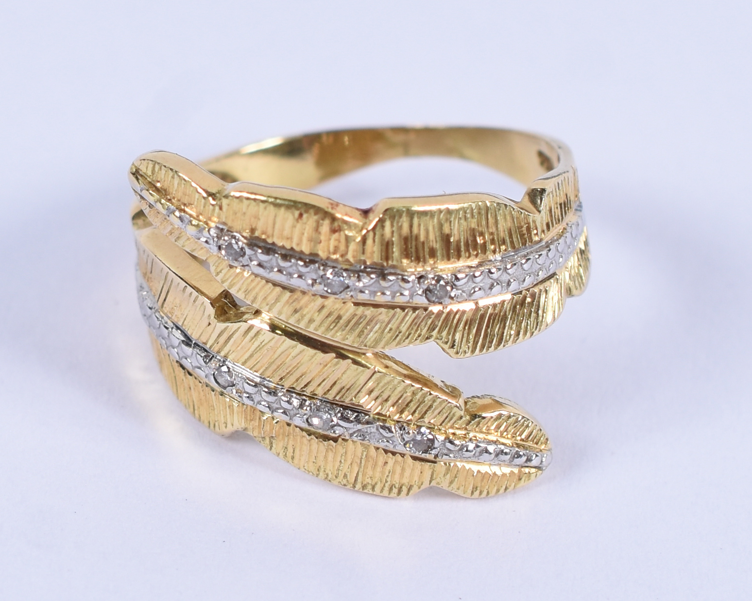 Anel de ouro 18 k com brilhantes .Aro 17.(Por questão de segurança a... - foto 1 de 4