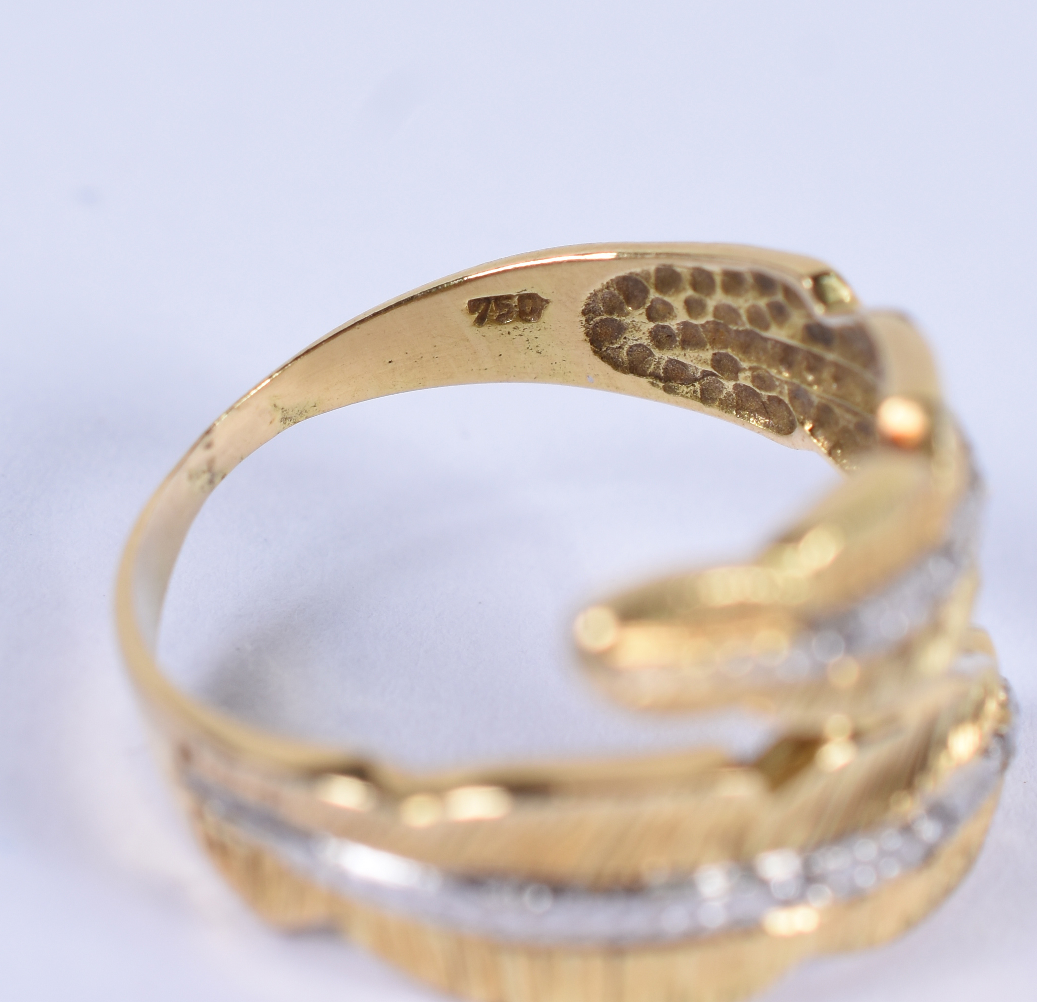 Anel de ouro 18 k com brilhantes .Aro 17.(Por questão de segurança a... - foto 4 de 4