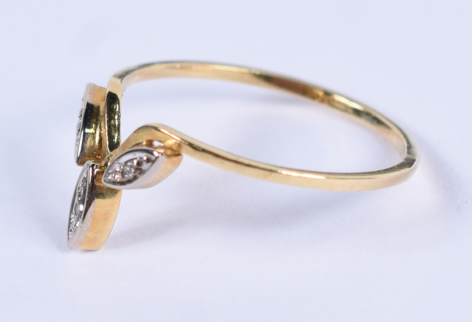 Anel de ouro 18 k com brilhantes. Aro 16.(Por questão de segurança a... - foto 2 de 3