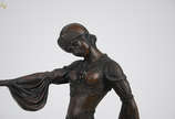 Réplica de escultura de bronze de Chiparus, ass... - Réplica de escultura de bronze de Chiparus, assinada, representando dançarina. Altura total 49 cm.