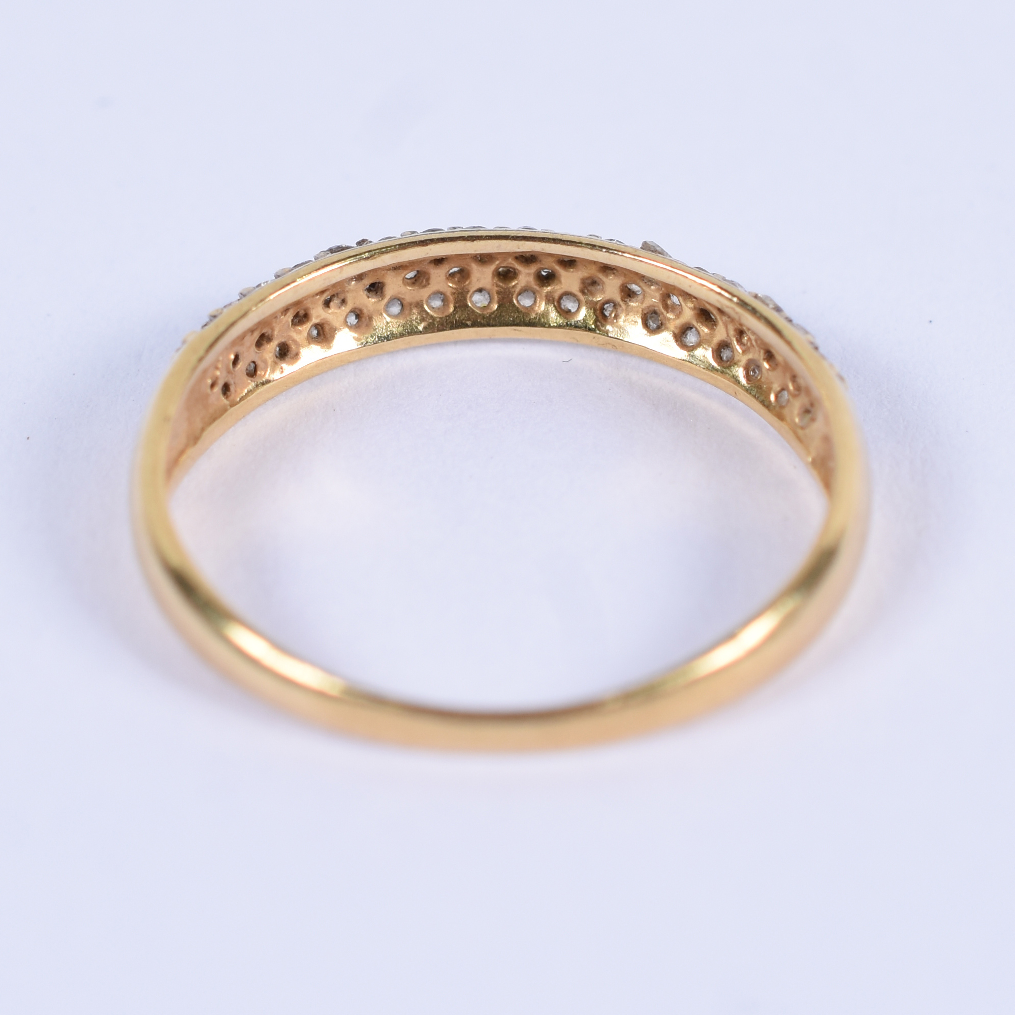 Meia aliança de ouro 18 k e brilhante. Aro 20.(Por questão de... - foto 3 de 3