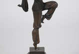 Réplica de escultura de bronze de Chiparus, ass... - Réplica de escultura de bronze de Chiparus, assinada, representando dançarina. Altura total 49 cm.