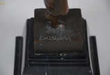 Réplica de escultura de bronze de Chiparus, ass... - Réplica de escultura de bronze de Chiparus, assinada, representando dançarina. Altura total 49 cm.