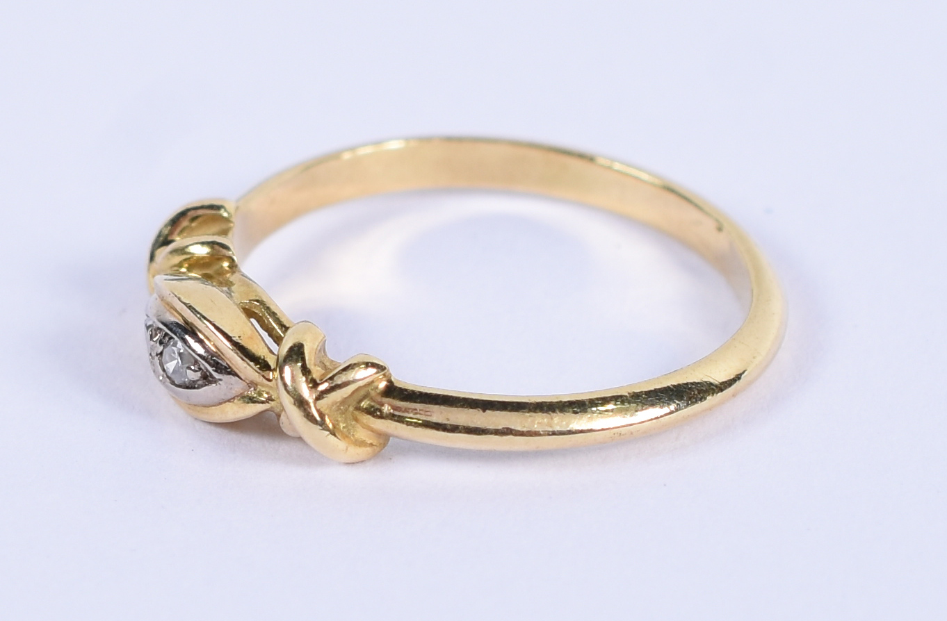 Anel de ouro 18 k com brilhantes .Aro 15.(Por questão de segurança a... - foto 2 de 3