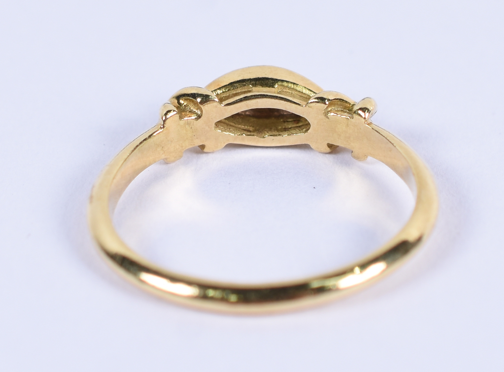 Anel de ouro 18 k com brilhantes .Aro 15.(Por questão de segurança a... - foto 3 de 3