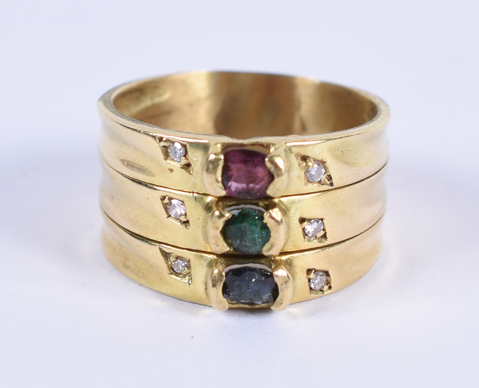Anel de ouro 18 k . Aro 15.(Por questão de segurança a peça não se... - foto 1 de 4