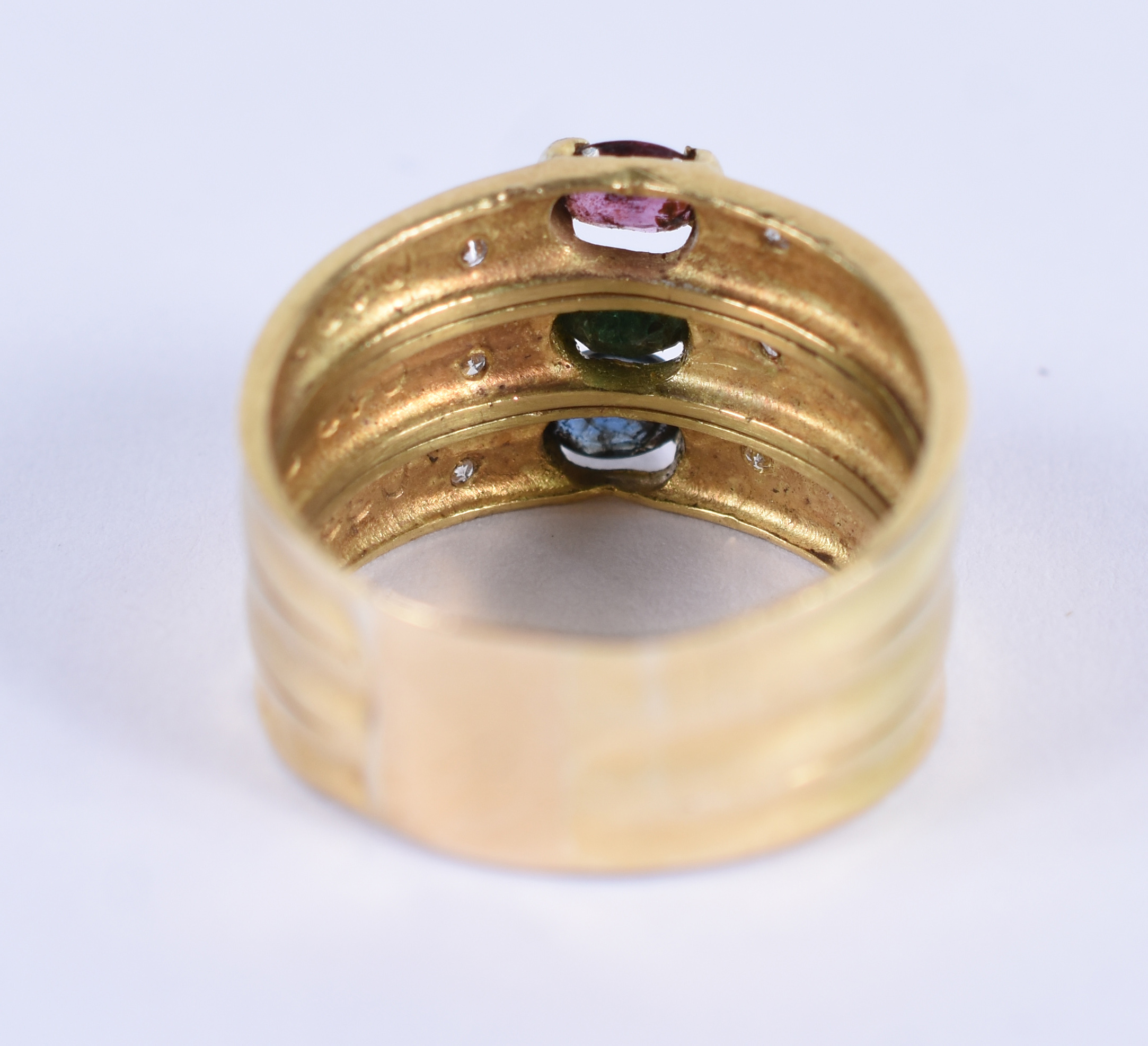 Anel de ouro 18 k . Aro 15.(Por questão de segurança a peça não se... - foto 4 de 4