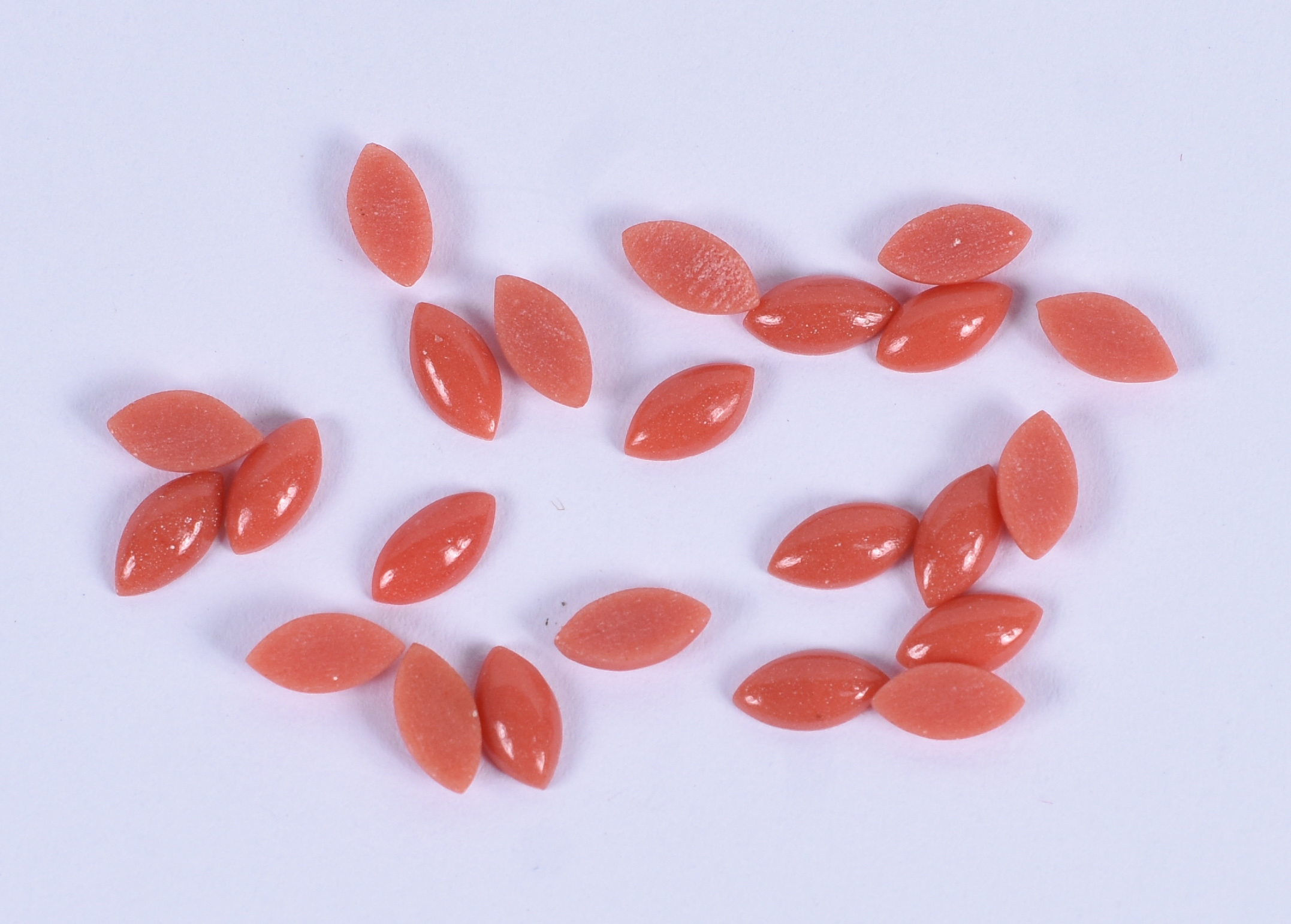 Vinte duas pedras de coral tipo navete . 9,8 cts.(Por questão de... - foto 1 de 2