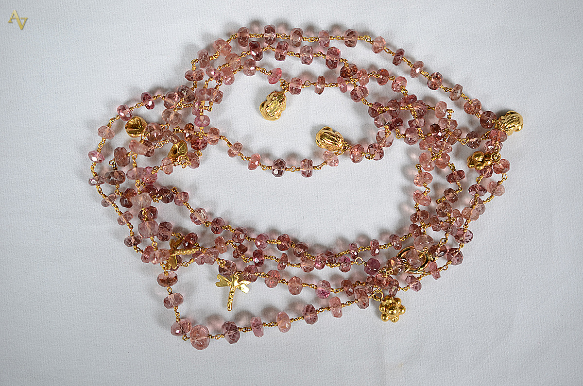 Colar com uma volta de turmalina rosa com pendentes de ouro amarelo...