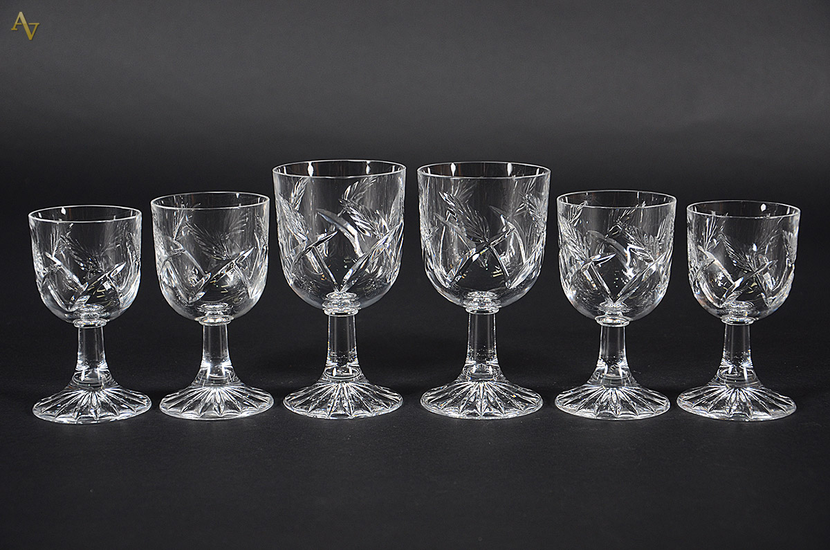 Conjunto de cristal lapidado composto de 6 cálices para vinho branco...