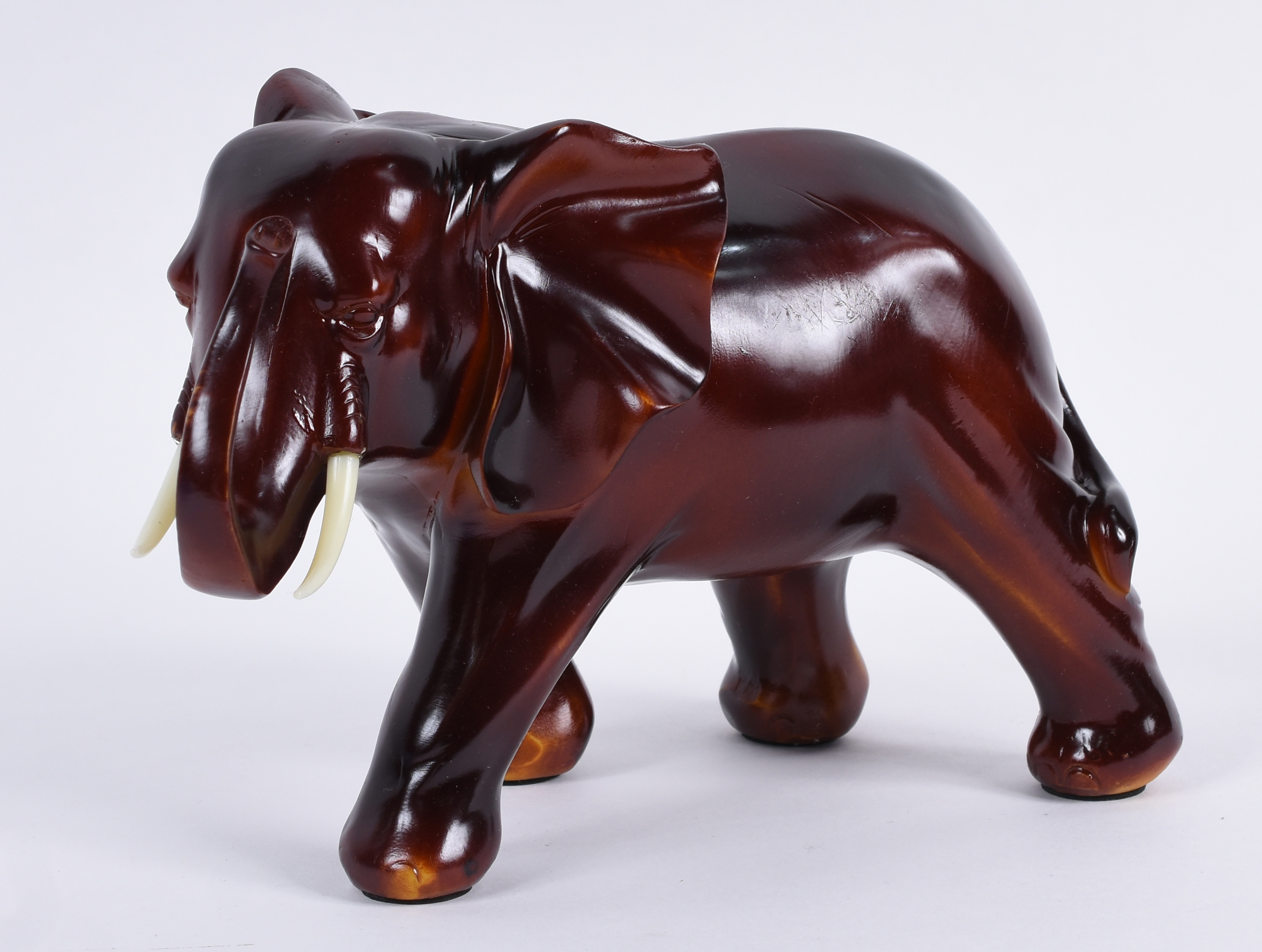 Elefante de resina . - foto 3 de 4