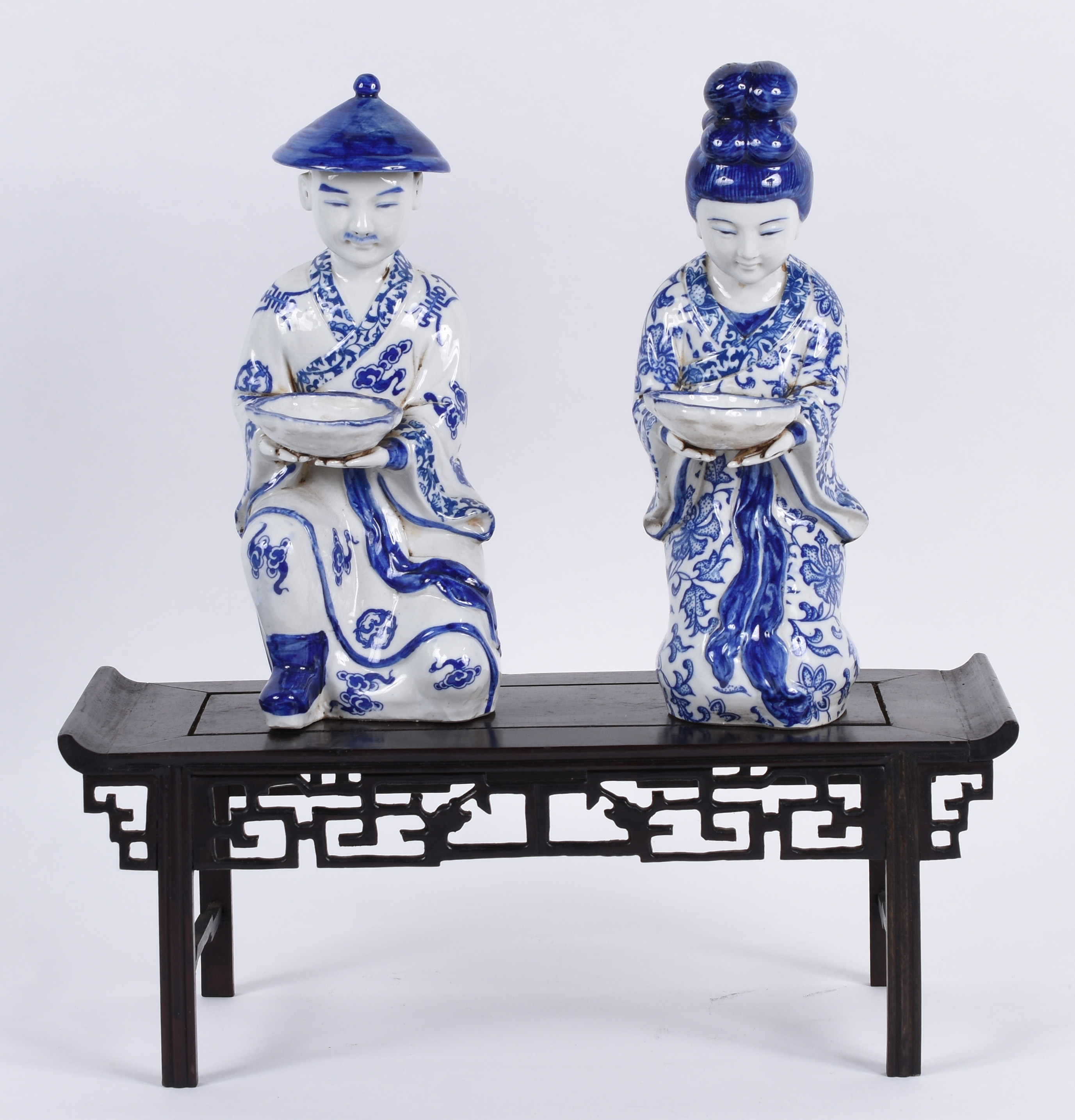 Duas esculturas orientais de porcelana azul e branca com base de... - foto 1 de 5