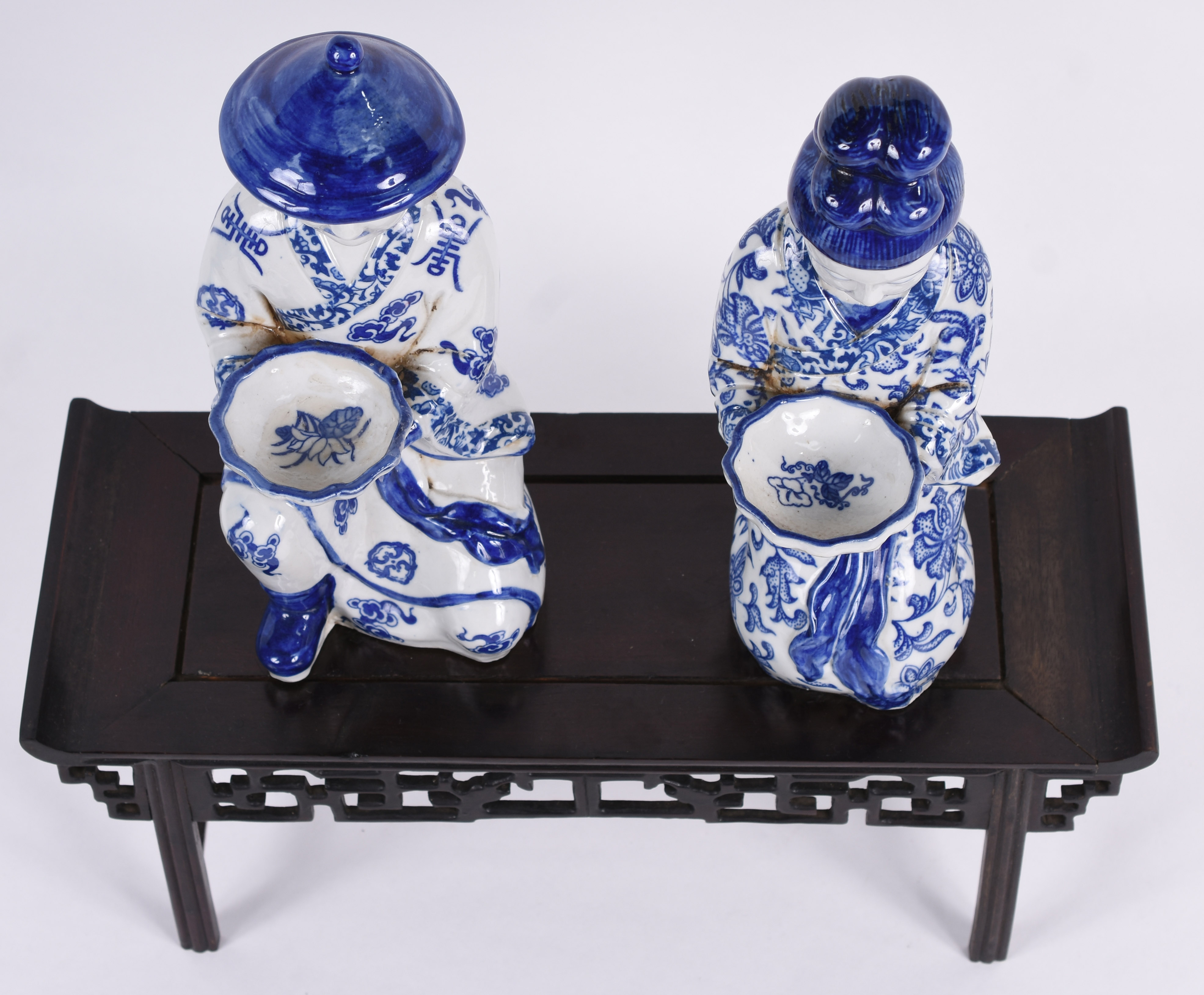 Duas esculturas orientais de porcelana azul e branca com base de... - foto 2 de 5