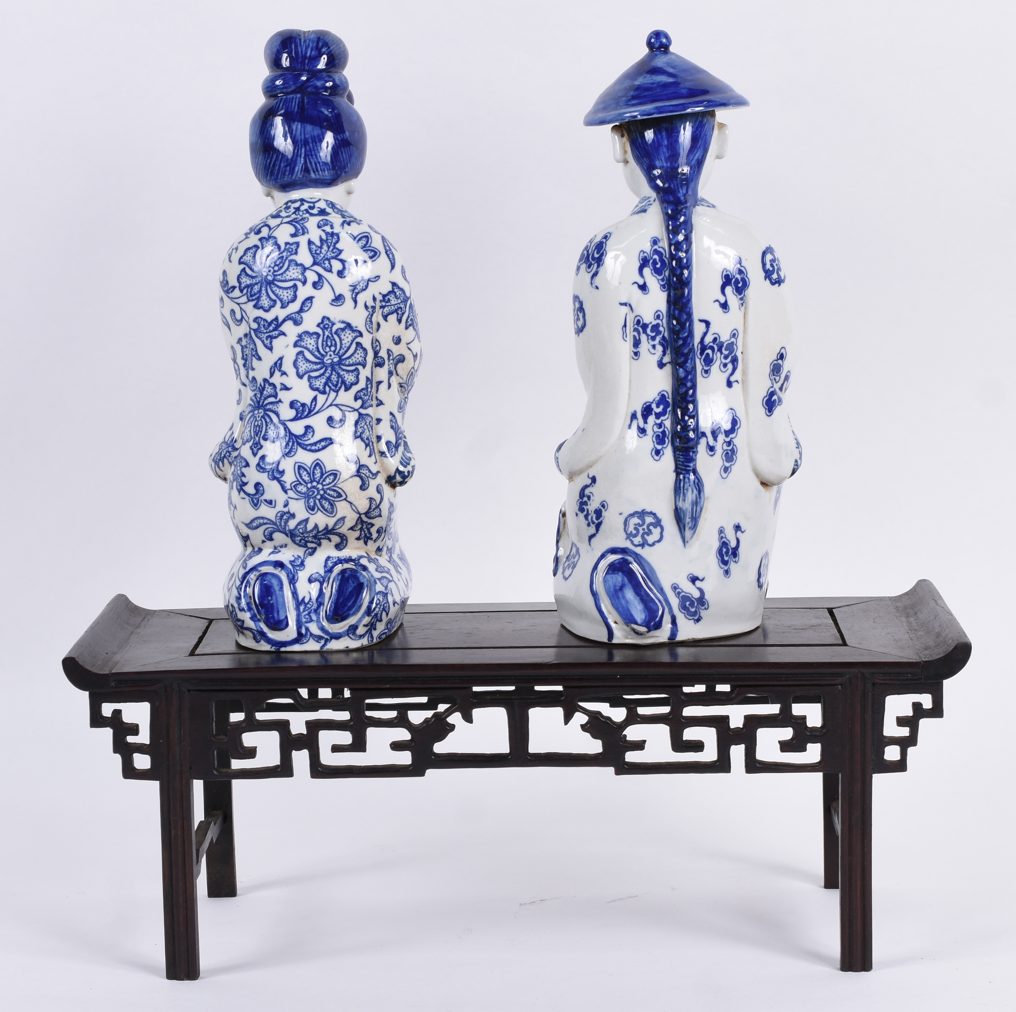 Duas esculturas orientais de porcelana azul e branca com base de... - foto 3 de 5
