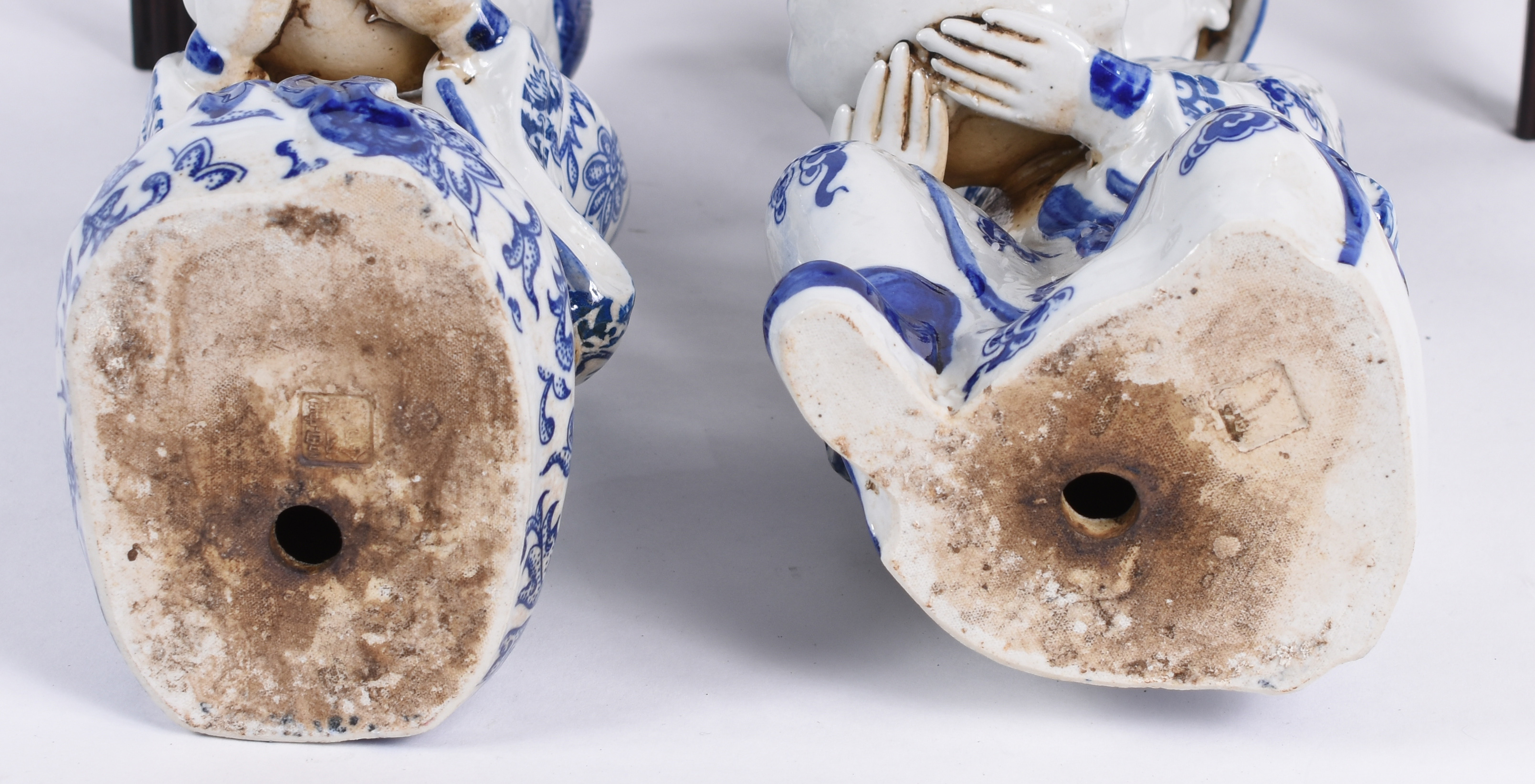 Duas esculturas orientais de porcelana azul e branca com base de... - foto 5 de 5