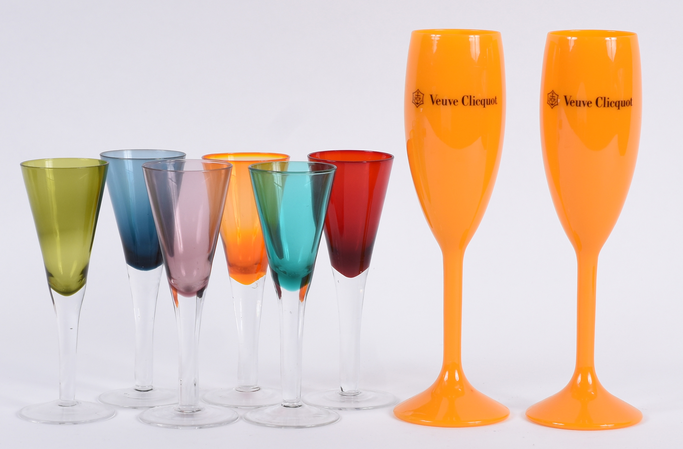 Seis cálices de vidro colorido e 2 flutes de plástico. - foto 1 de 3