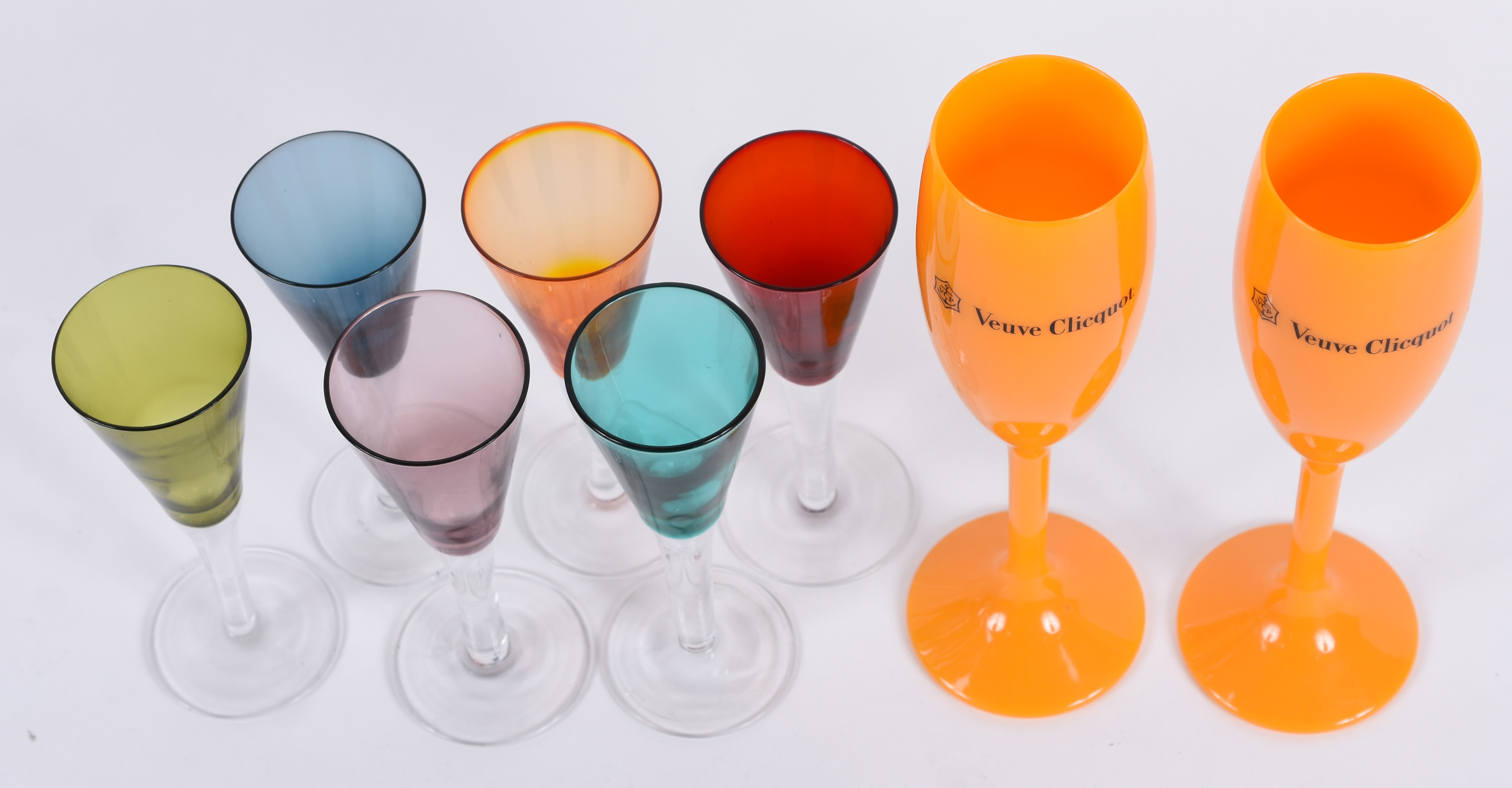 Seis cálices de vidro colorido e 2 flutes de plástico. - foto 2 de 3