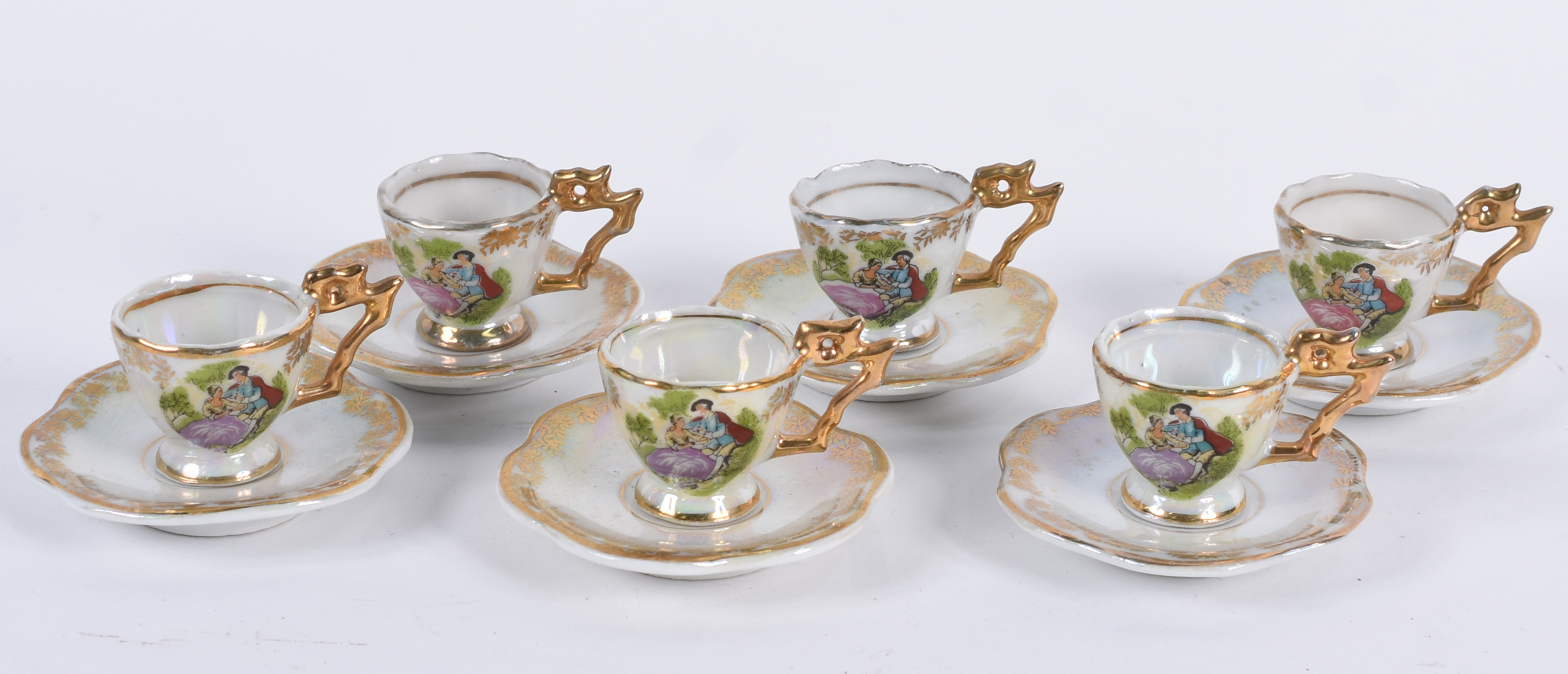 Seis xícaras com pires de porcelana para café. - foto 1 de 6