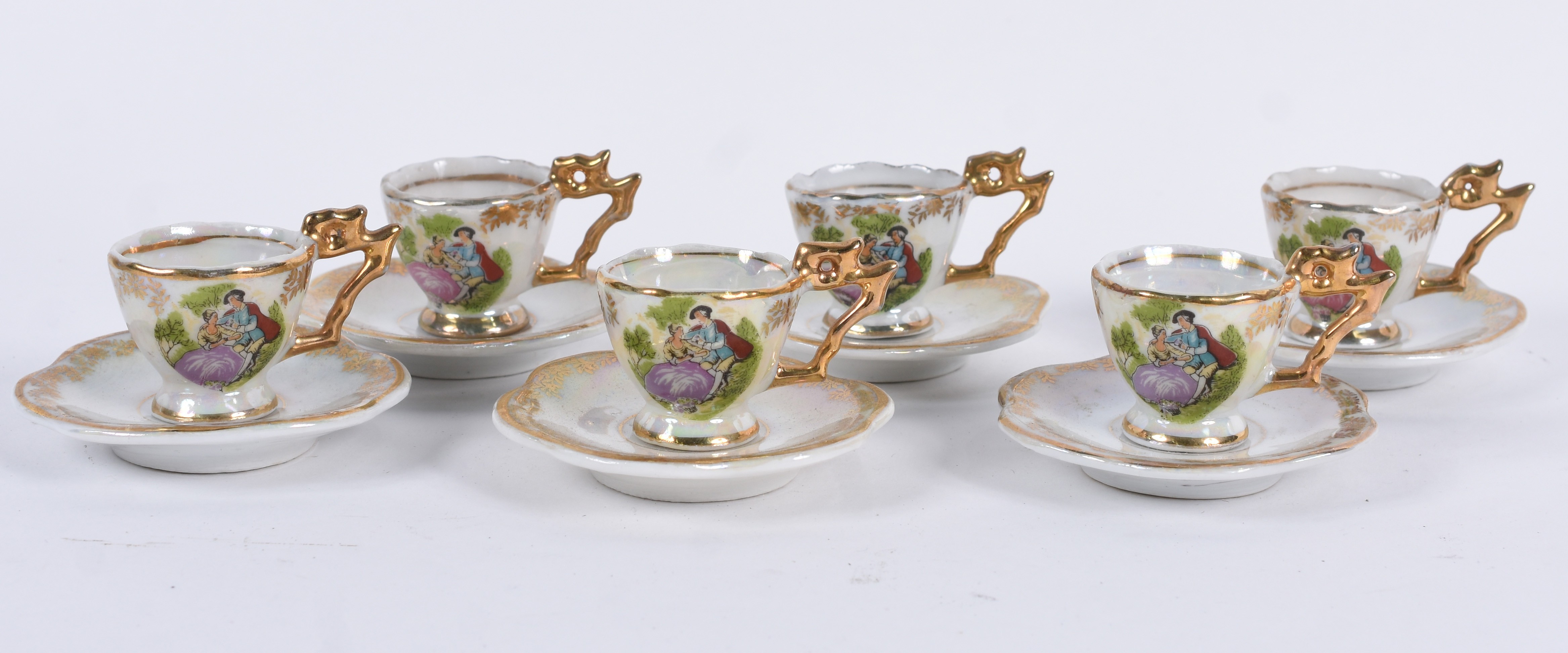Seis xícaras com pires de porcelana para café. - foto 2 de 6