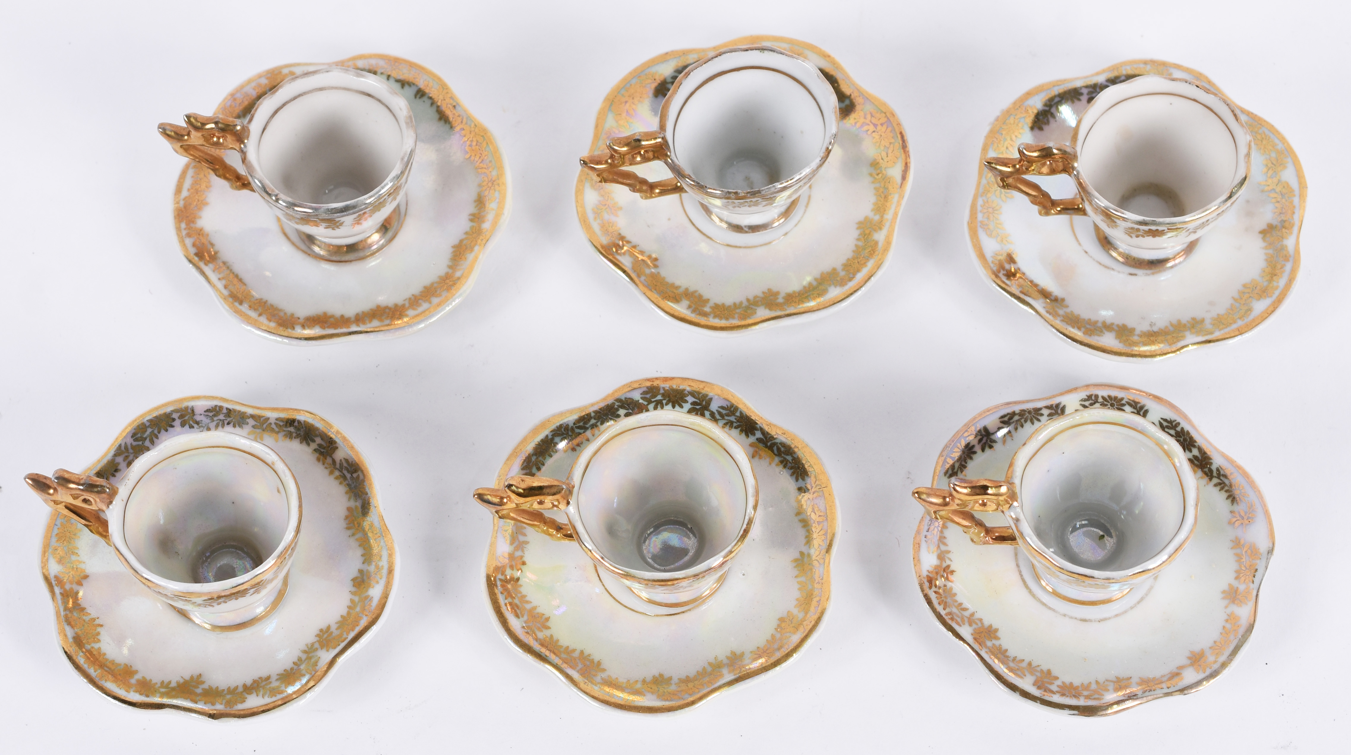 Seis xícaras com pires de porcelana para café. - foto 4 de 6
