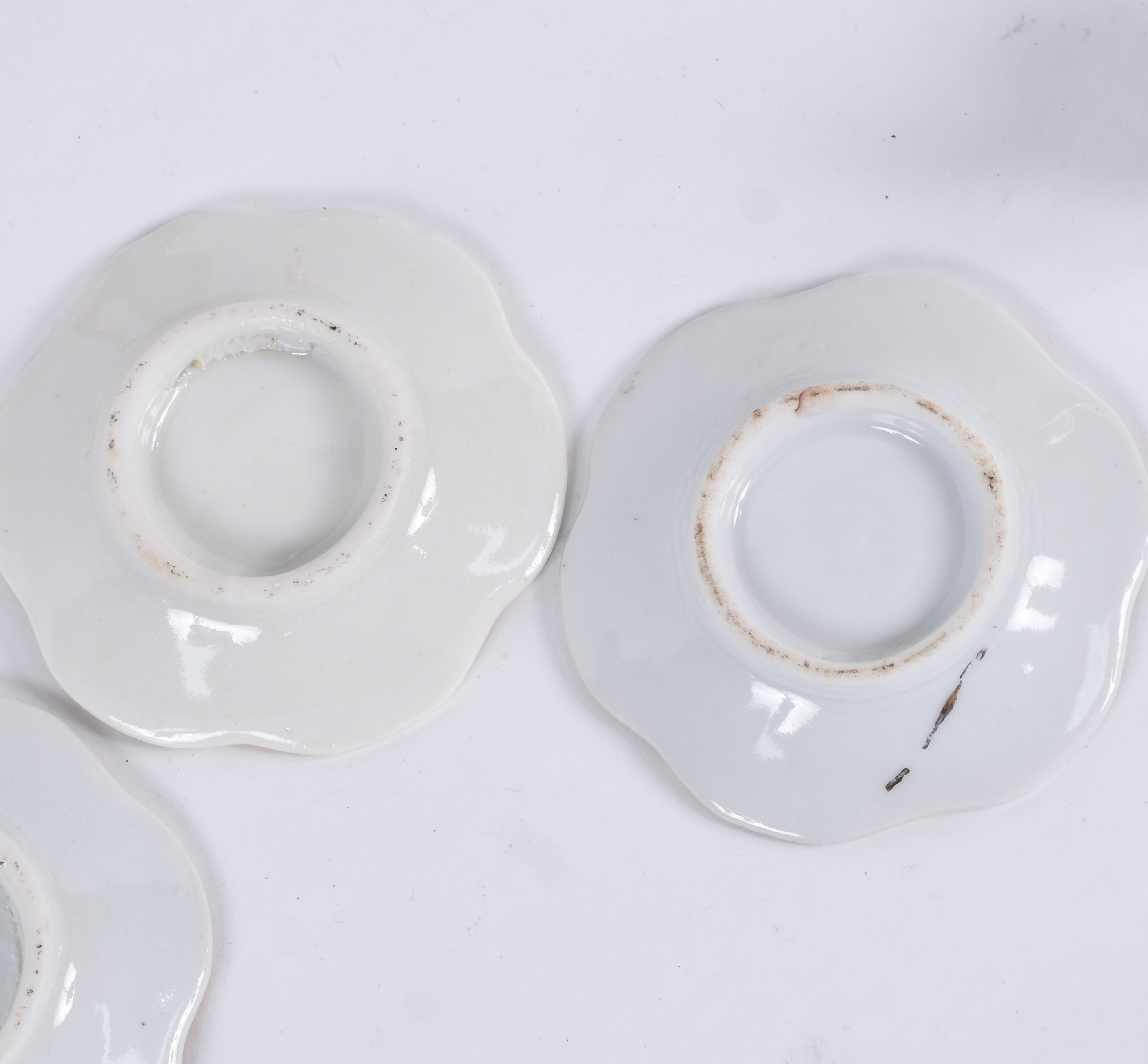 Seis xícaras com pires de porcelana para café. - foto 5 de 6