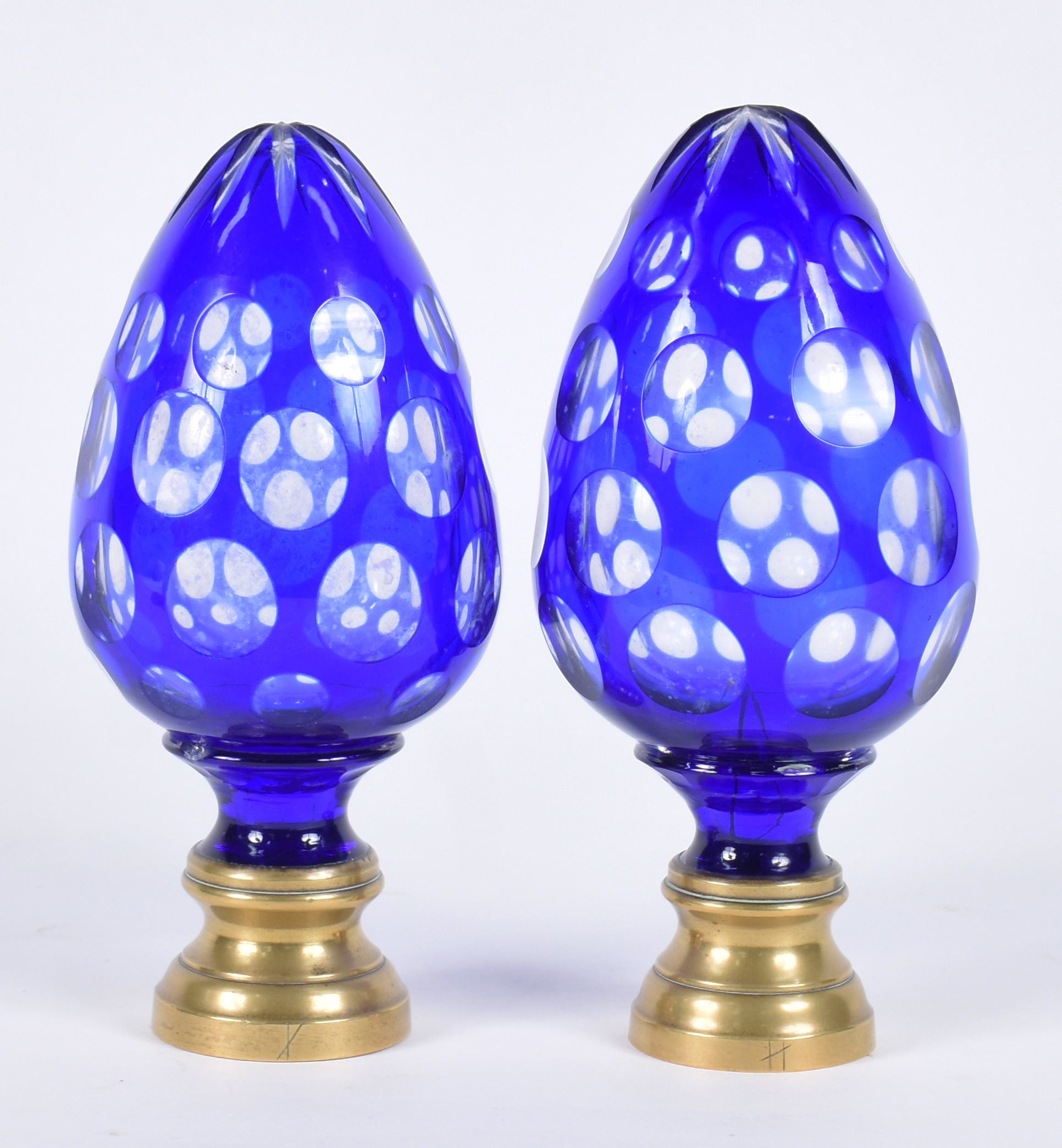 Par de antigas pinhas de cristal overlay azul com bases de metal... - foto 1 de 5