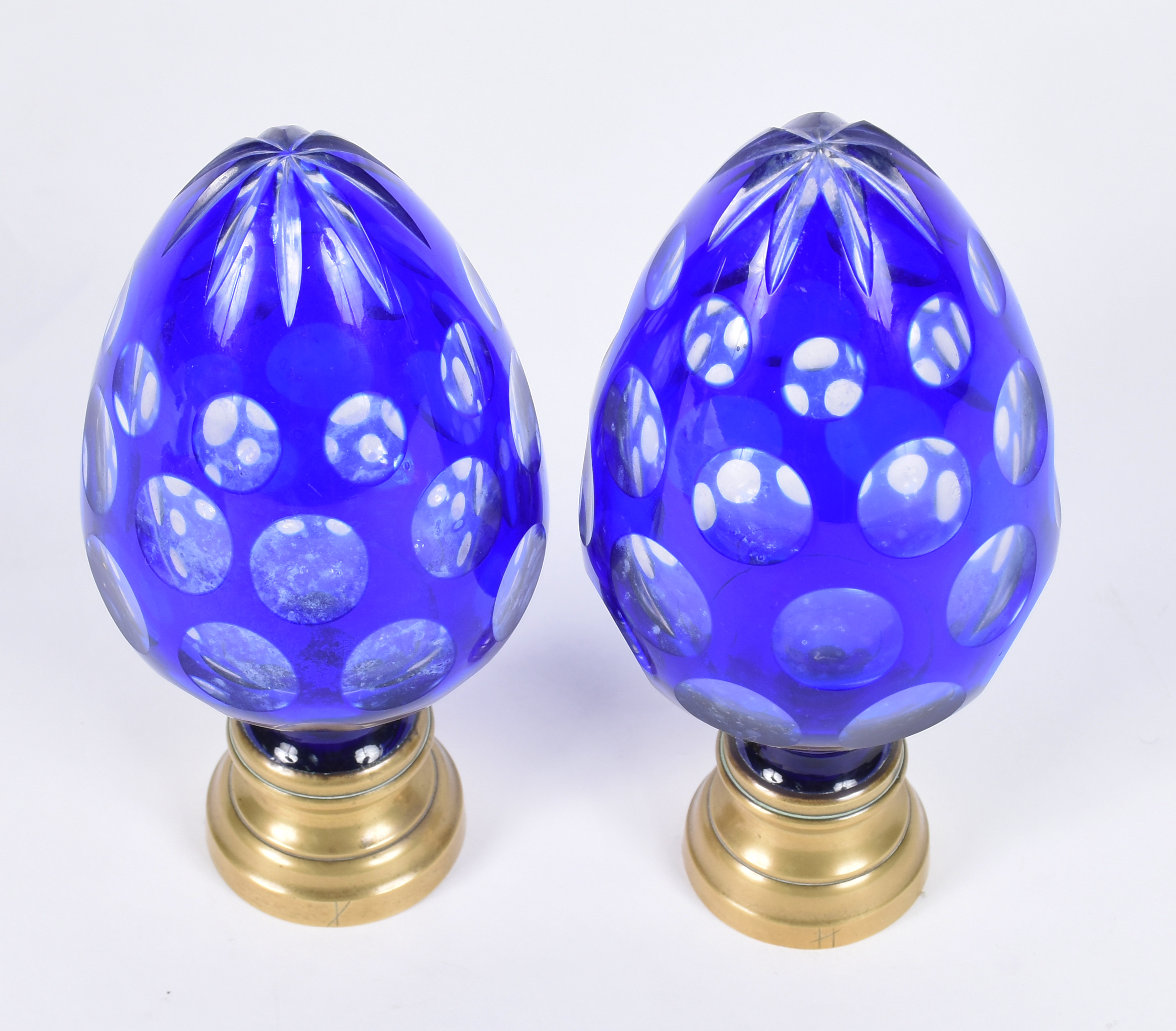 Par de antigas pinhas de cristal overlay azul com bases de metal... - foto 2 de 5