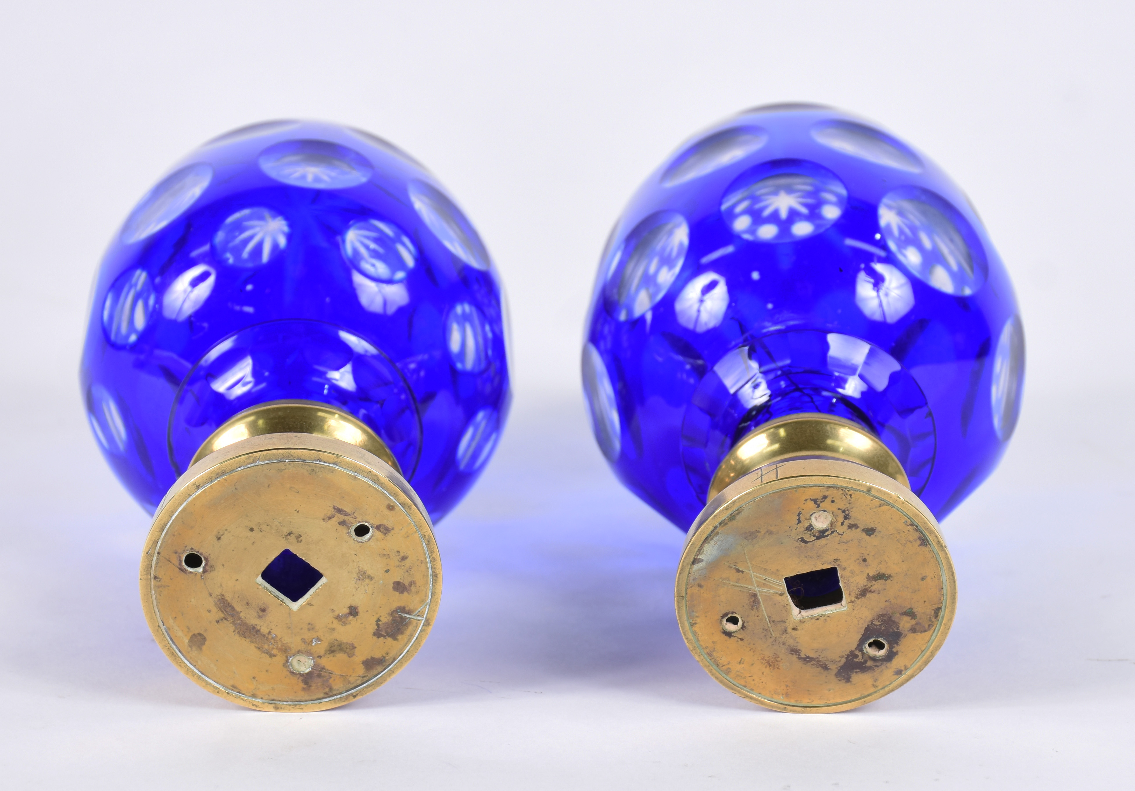Par de antigas pinhas de cristal overlay azul com bases de metal... - foto 3 de 5
