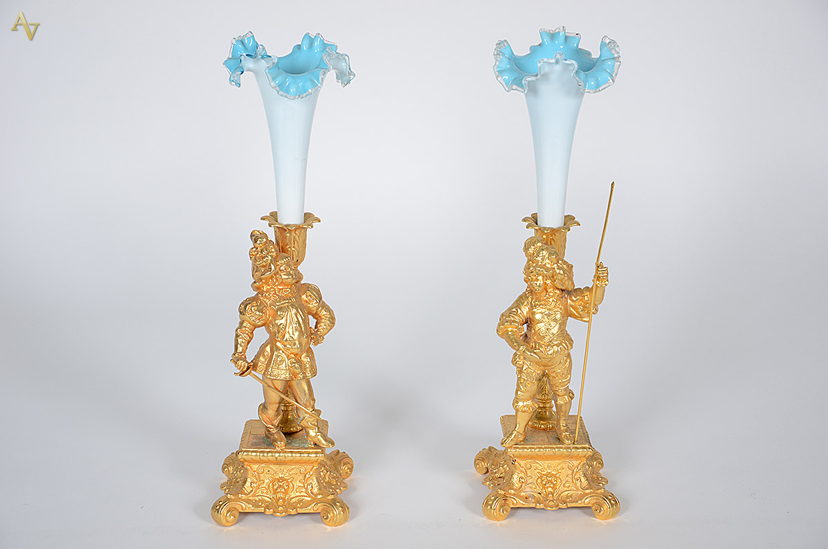 Par de floreiras de bronze dourado com figuras de soldados, tulipas... - foto 1 de 2