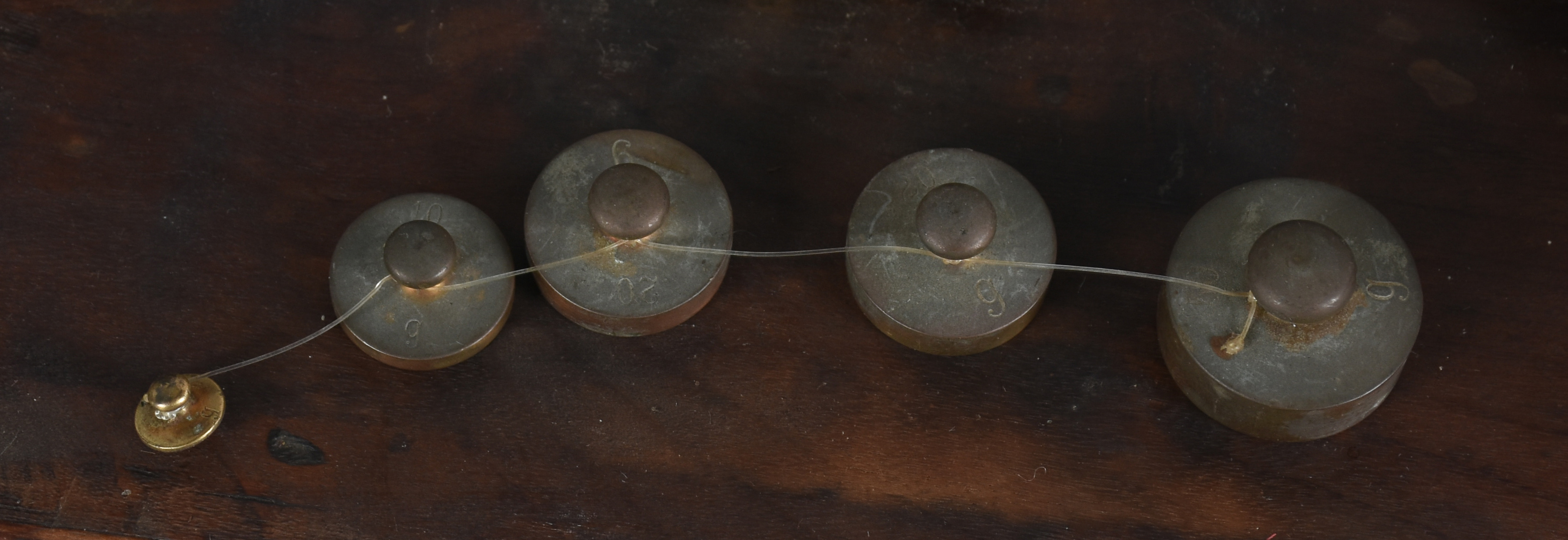 Balança com bandejas de metal dourado e 5 pesos, caixa de madeira. - foto 5 de 7