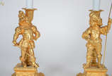 Par de floreiras de bronze dourado com figuras ... - Par de floreiras de bronze dourado com figuras de soldados, tulipas opalinadas azuis. Altura 43 cm.