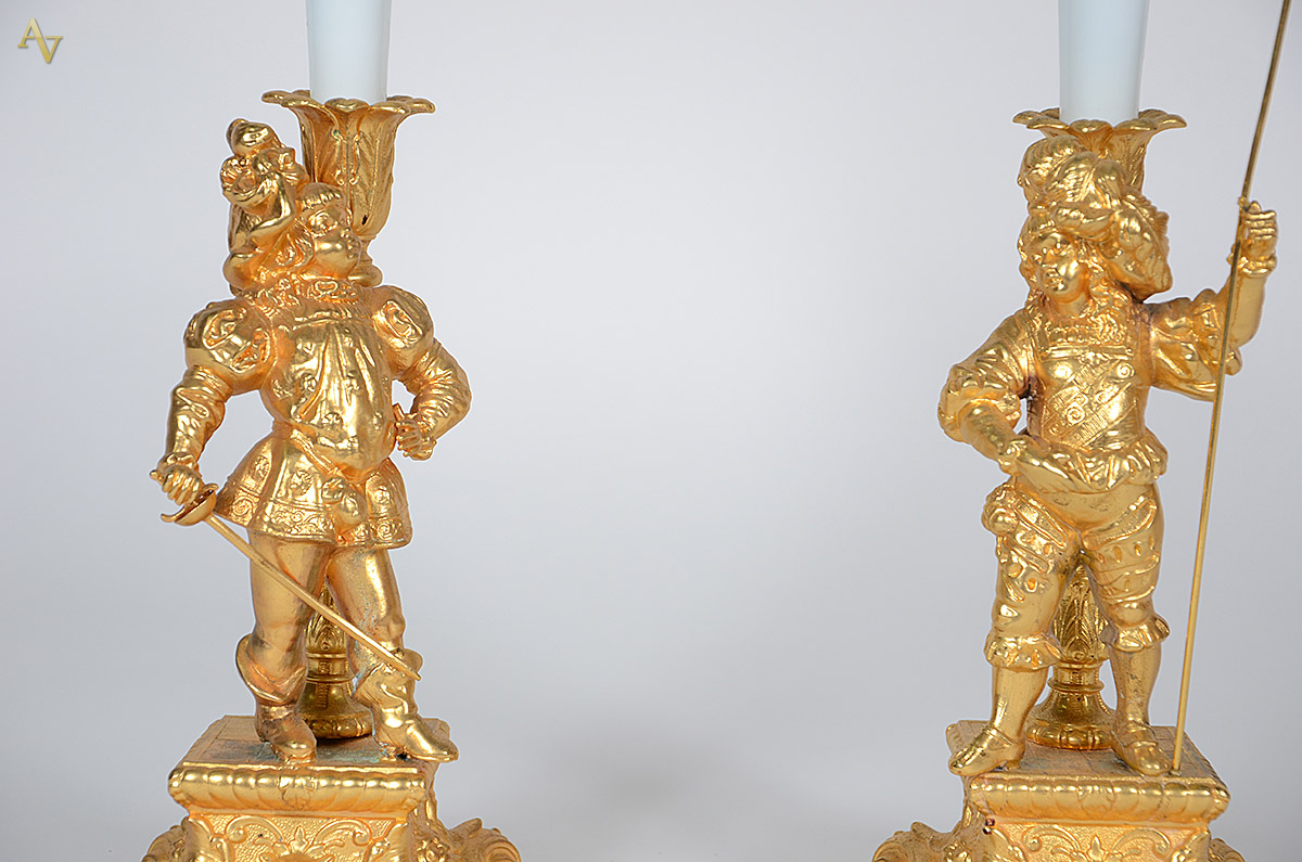 Par de floreiras de bronze dourado com figuras de soldados, tulipas... - foto 2 de 2