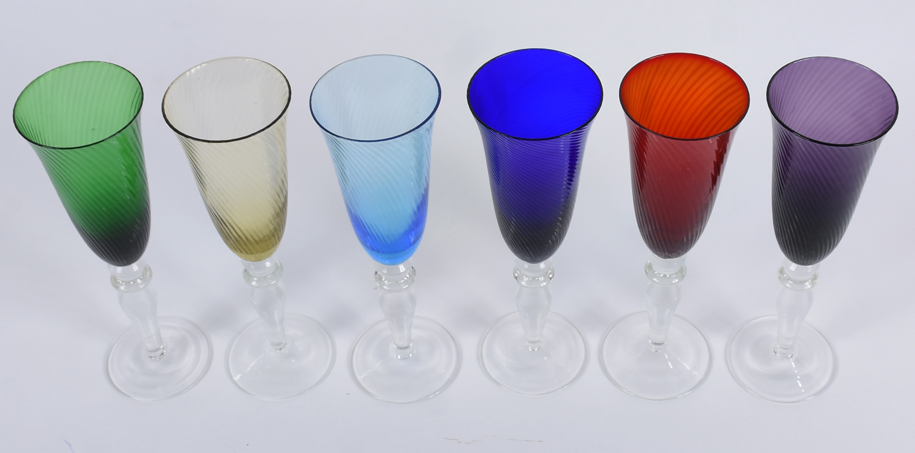 Seis flutes de vidro em diversas cores. - foto 2 de 4