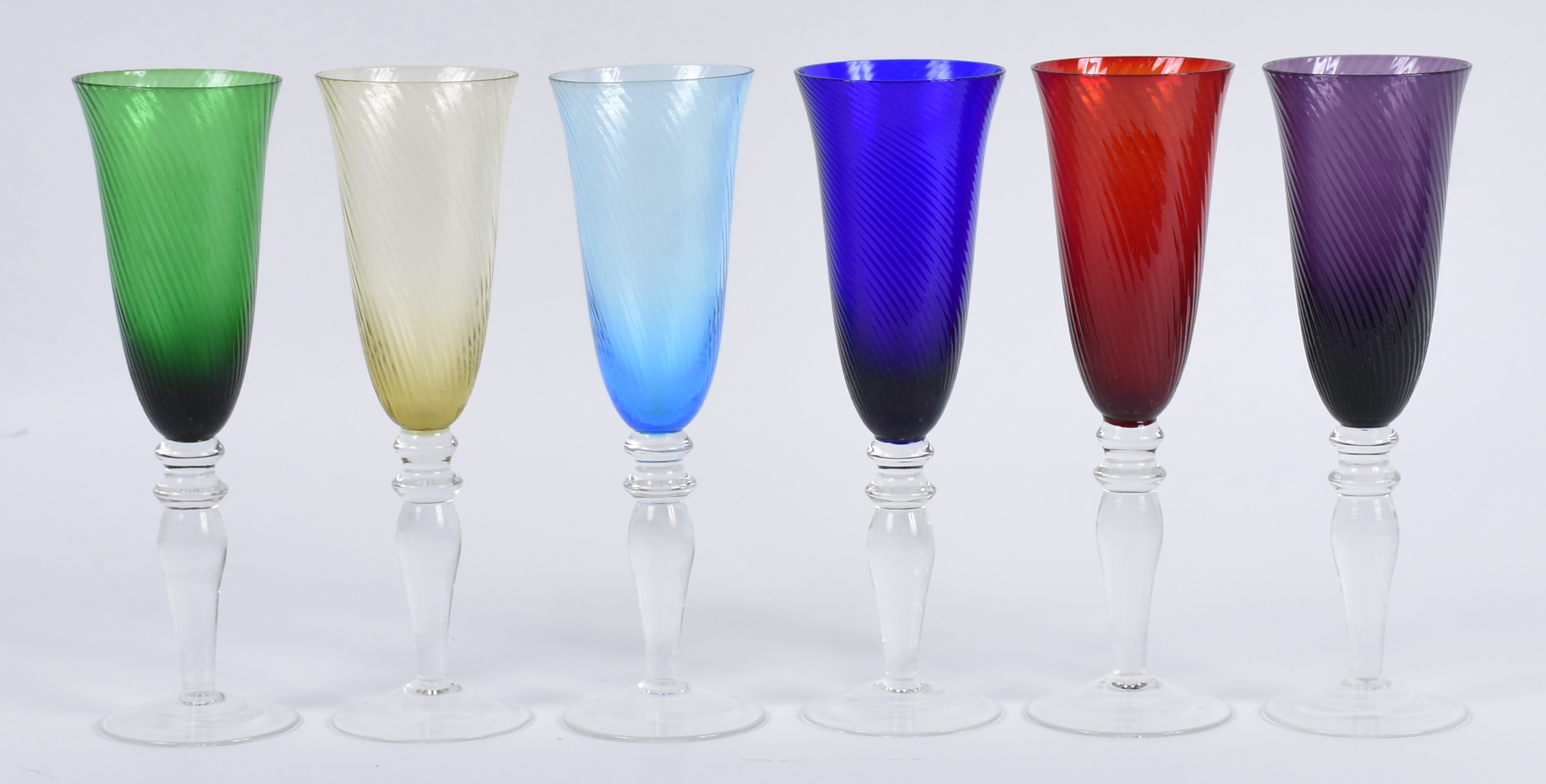 Seis flutes de vidro em diversas cores. - foto 3 de 4
