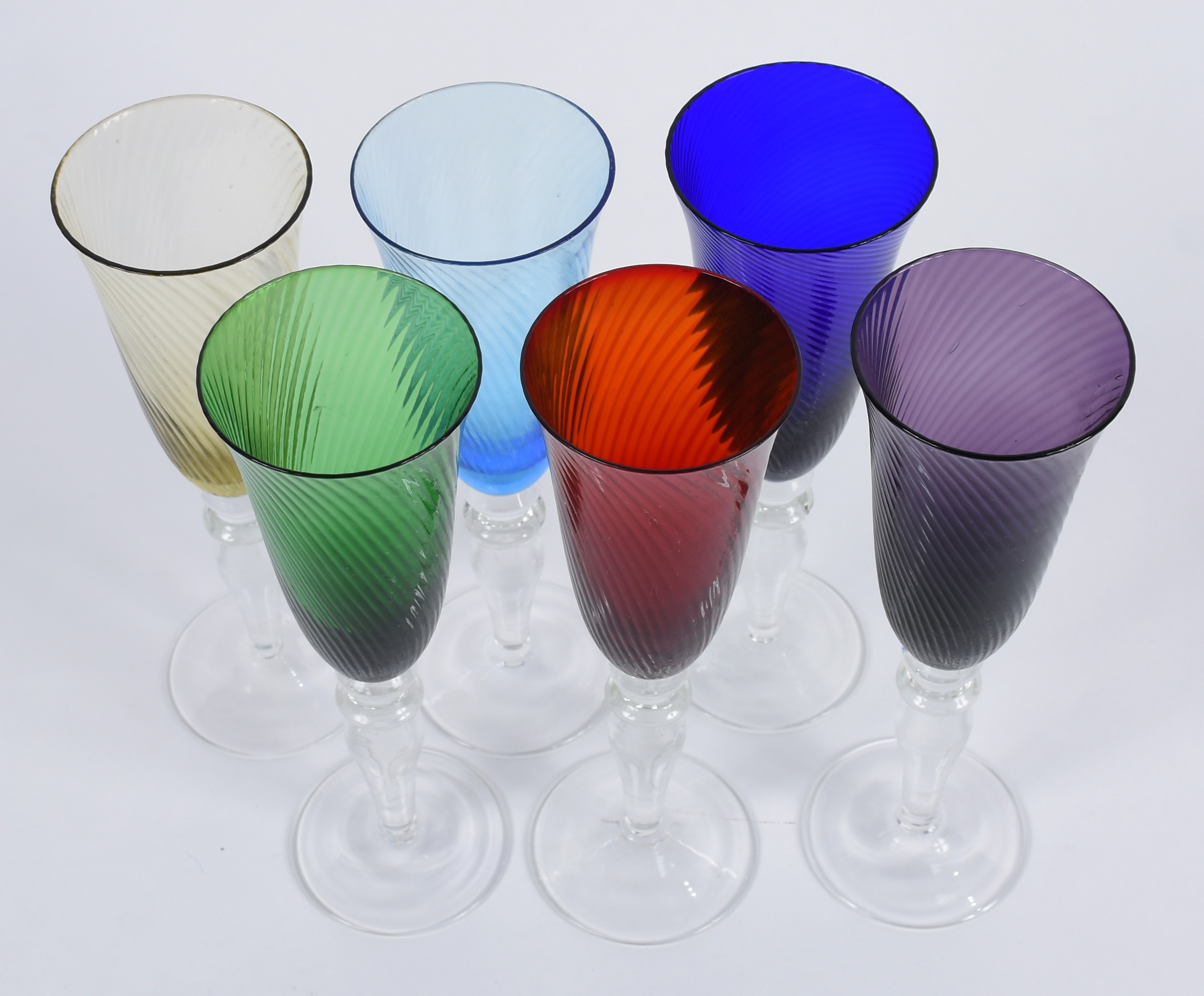 Seis flutes de vidro em diversas cores. - foto 4 de 4