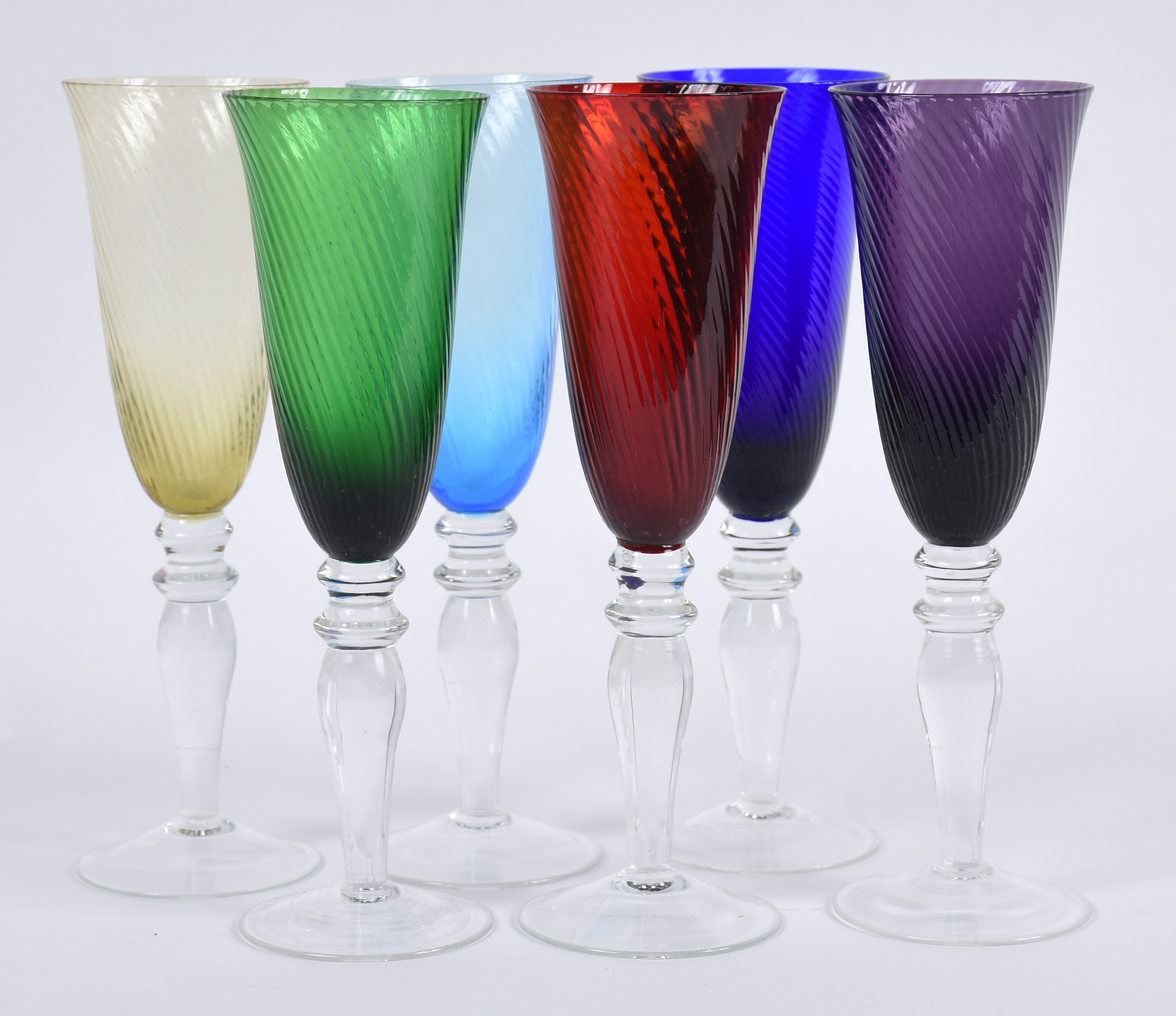 Seis flutes de vidro em diversas cores. - foto 1 de 4