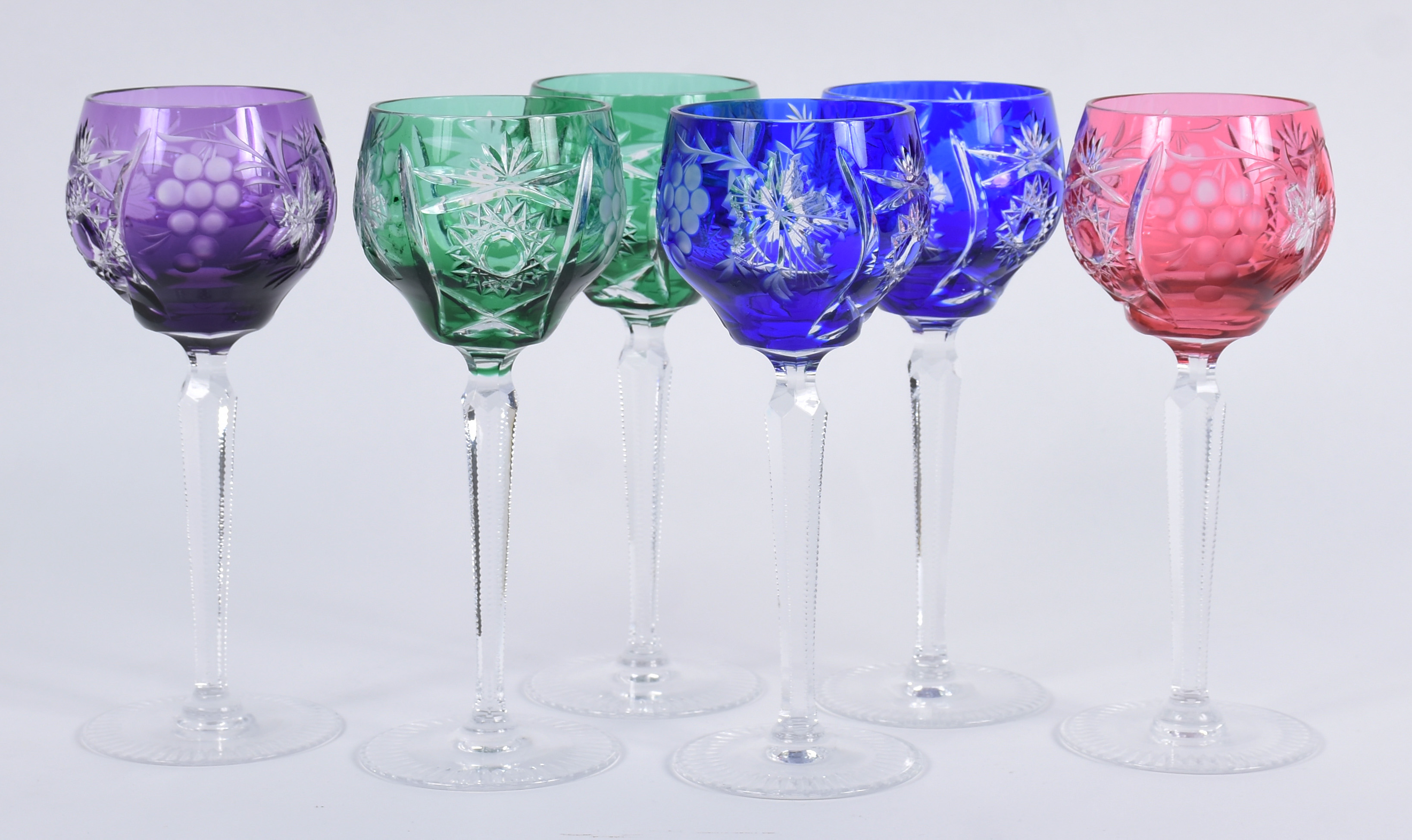 Seis taças para vinho de cristal doublé lapidado em diversas cores. - foto 2 de 3