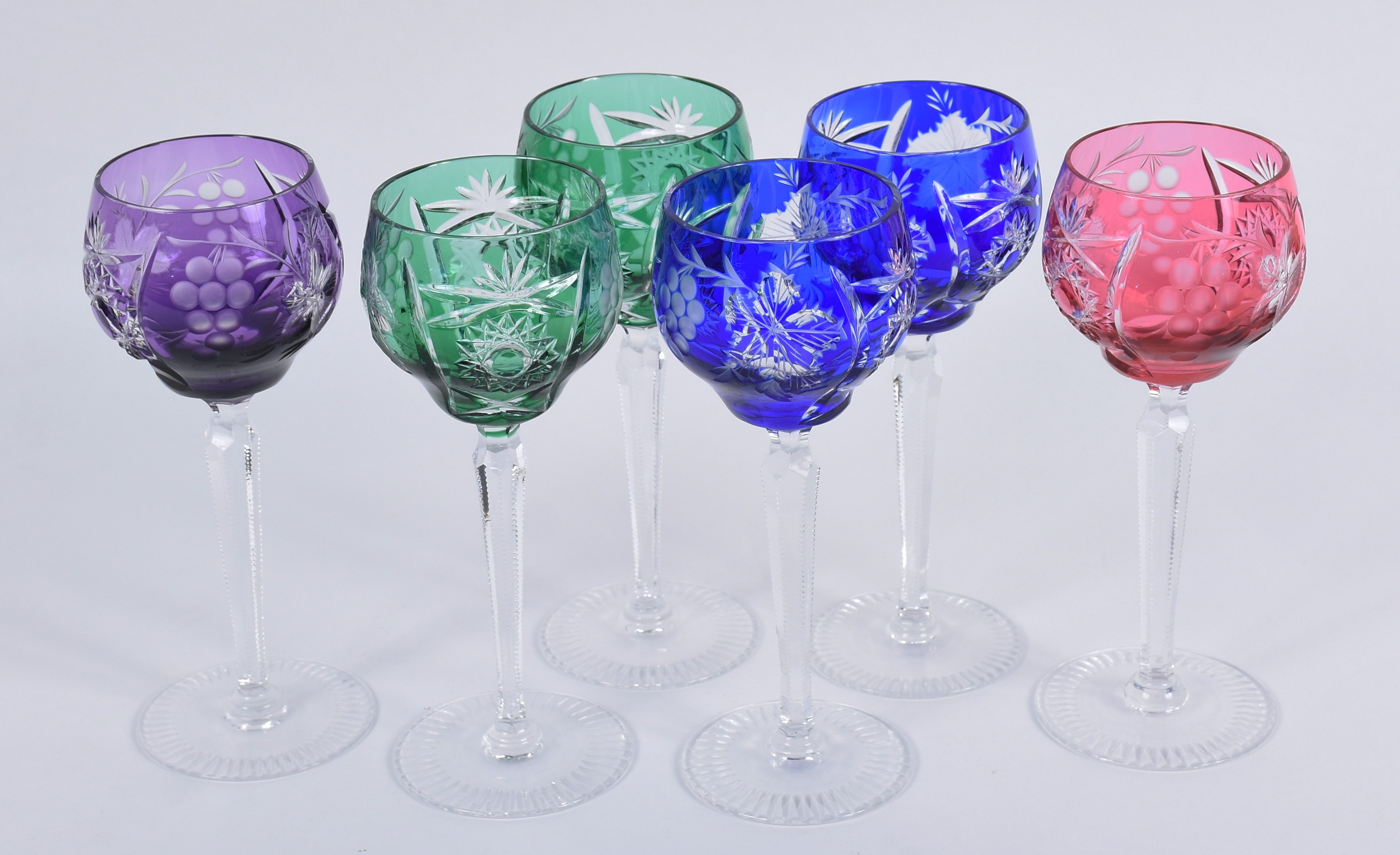 Seis taças para vinho de cristal doublé lapidado em diversas cores. - foto 1 de 3