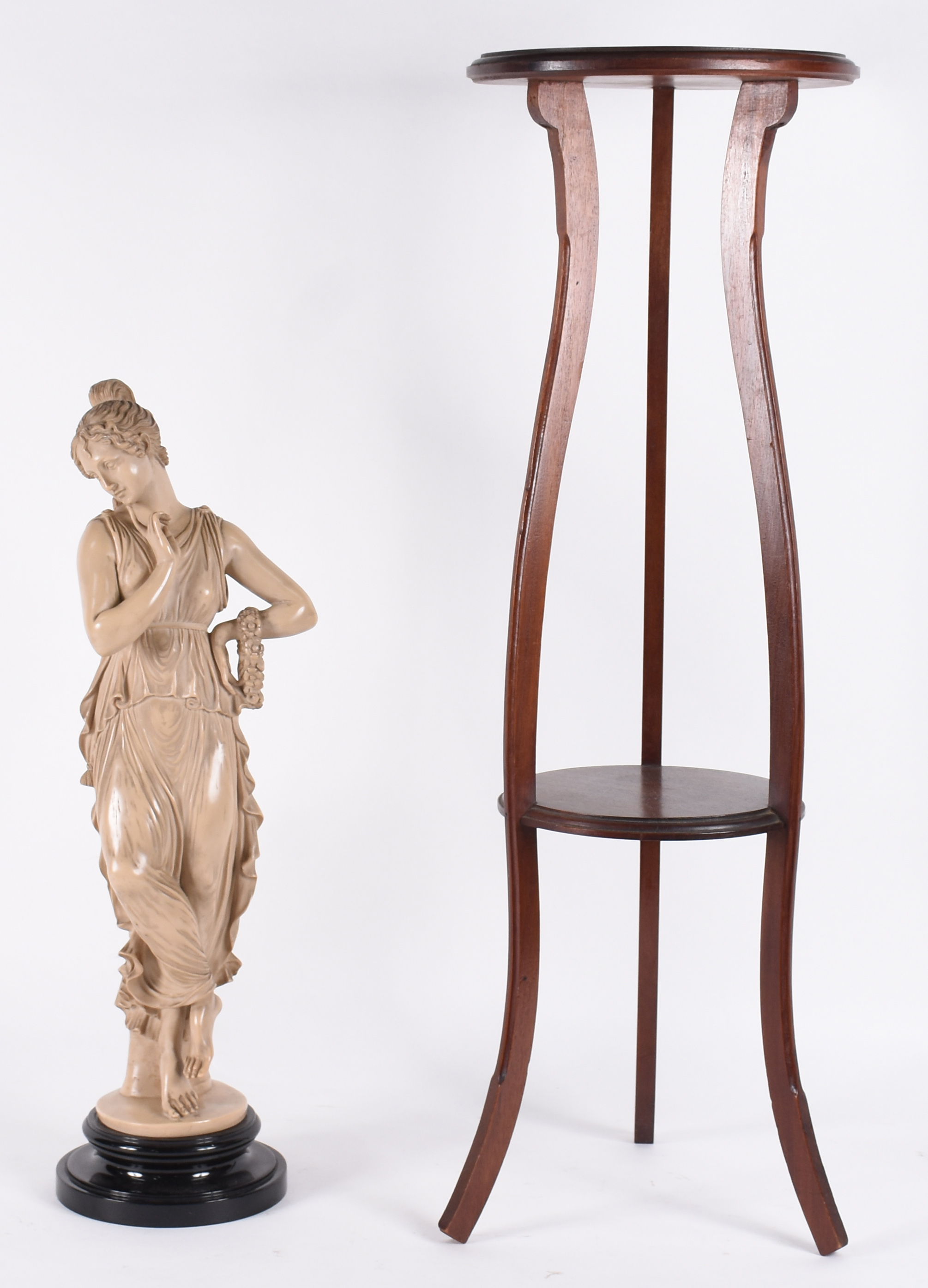Escultura de resina representando figura feminina e coluna de madeira... - foto 1 de 4