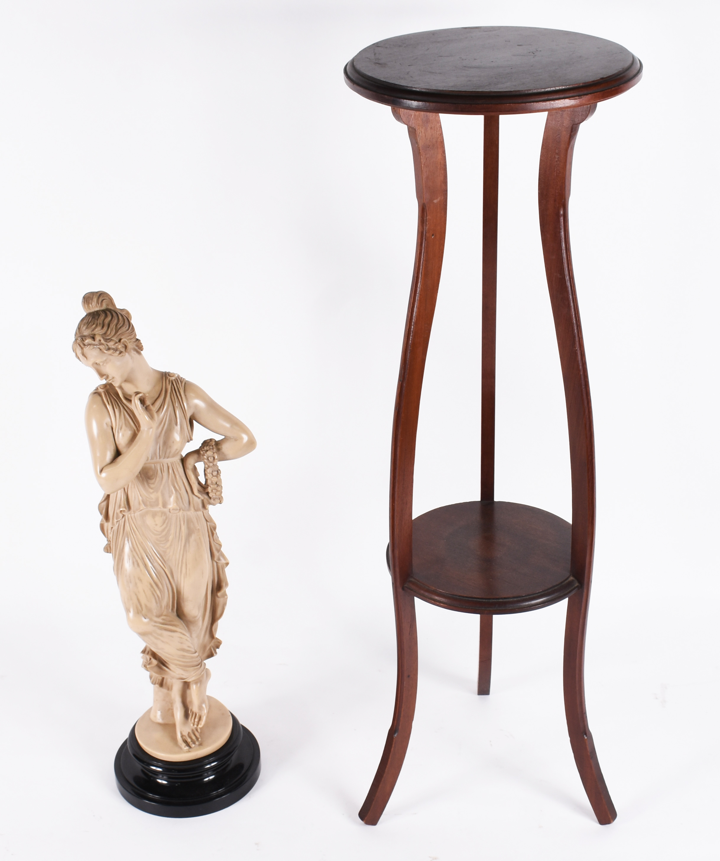 Escultura de resina representando figura feminina e coluna de madeira... - foto 2 de 4