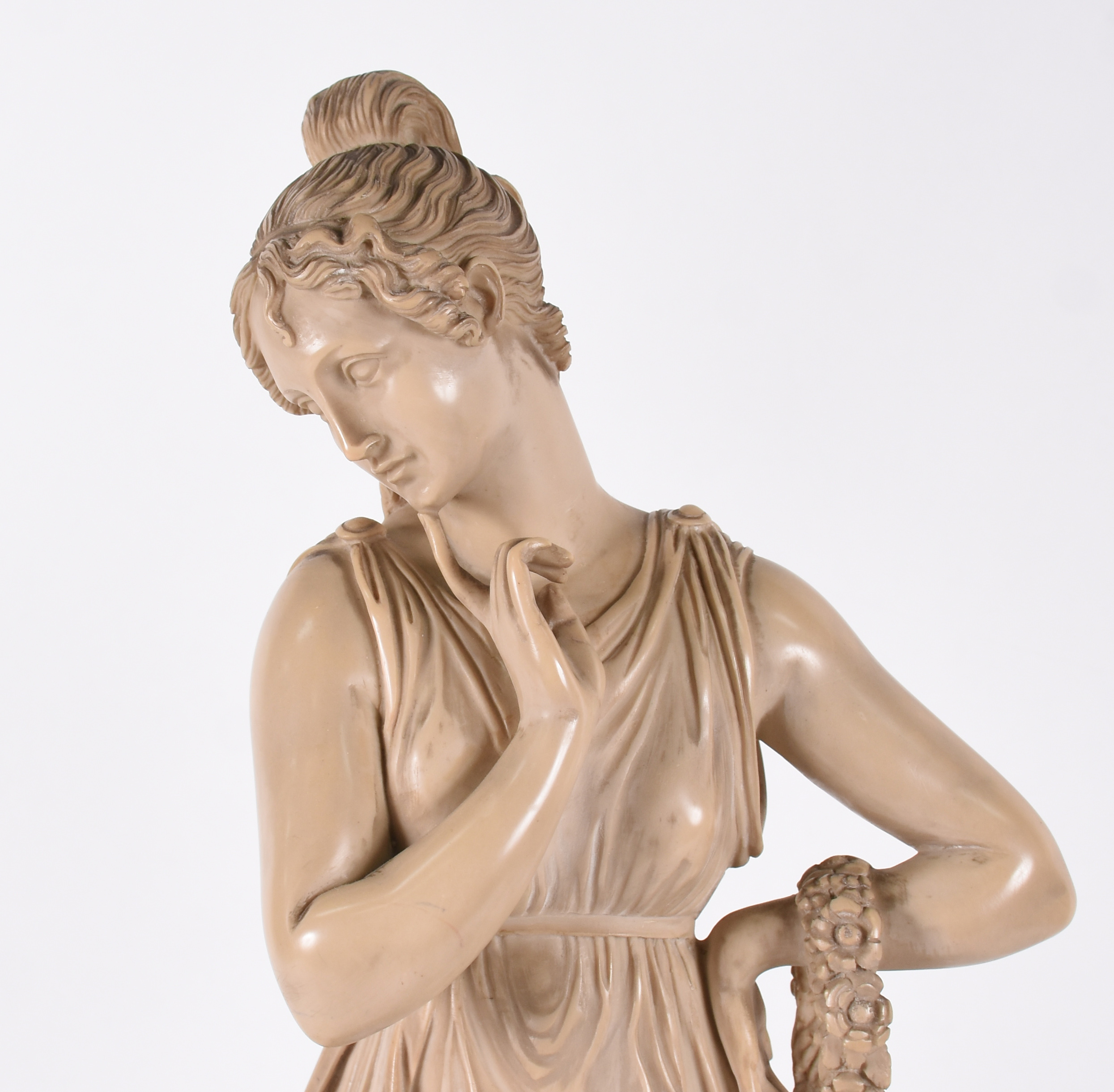 Escultura de resina representando figura feminina e coluna de madeira... - foto 3 de 4