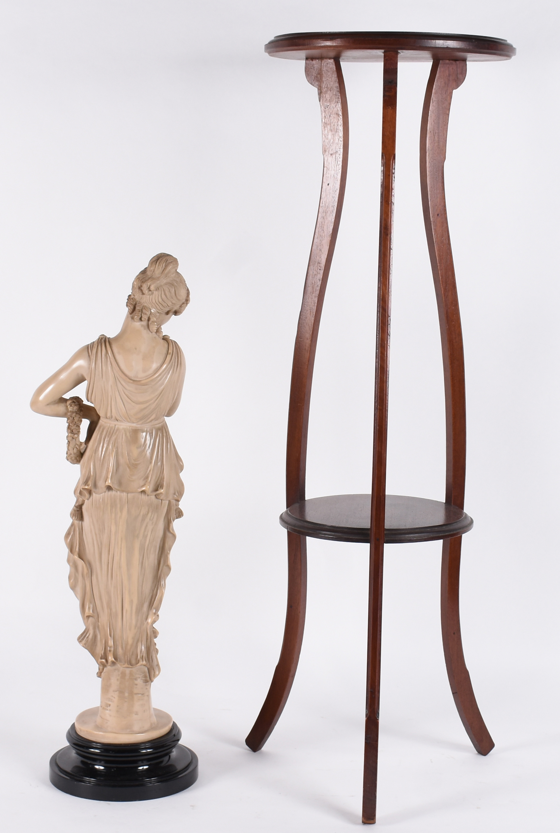 Escultura de resina representando figura feminina e coluna de madeira... - foto 4 de 4