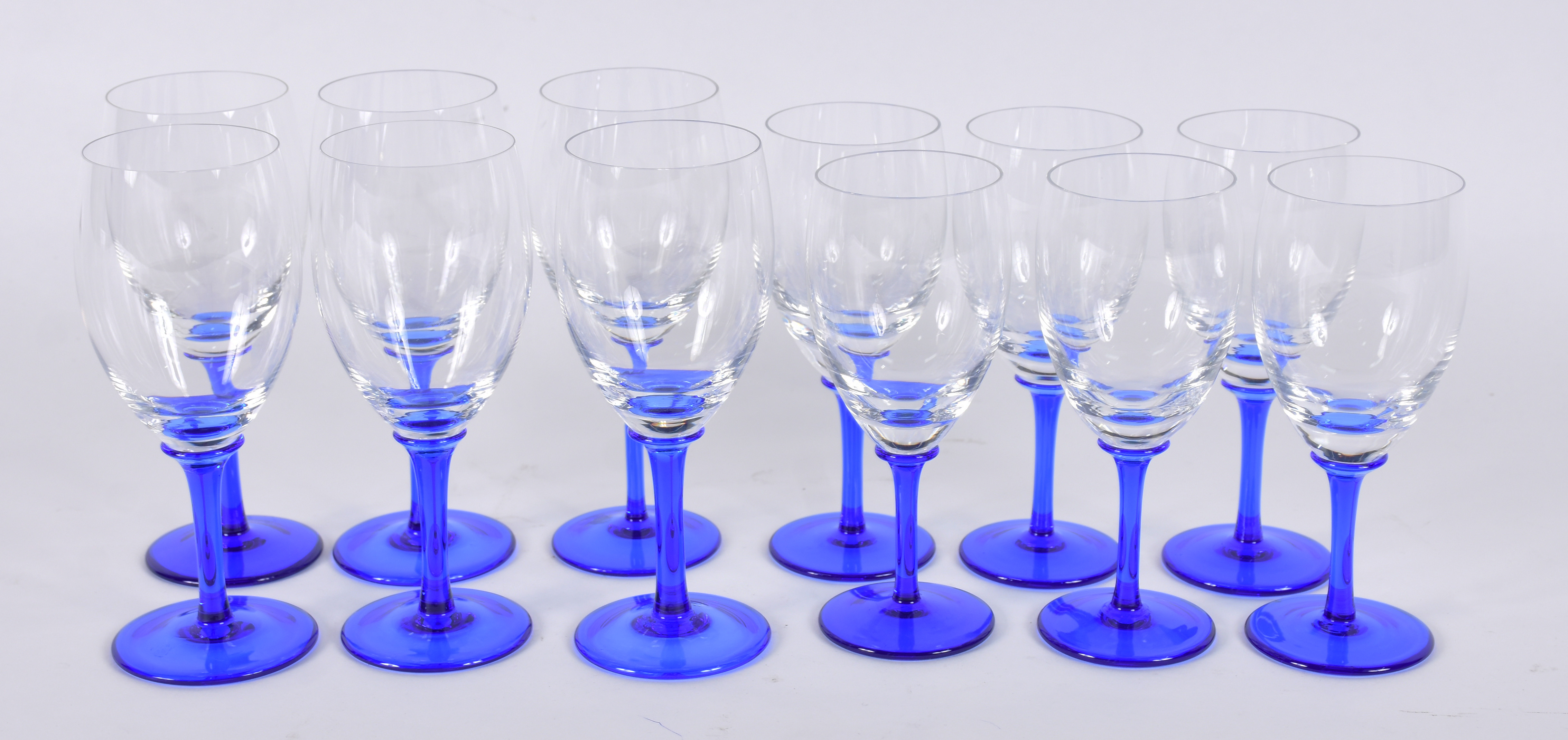 Seis taças para vinho tinto e 6 para vinho branco com pés altos na... - foto 1 de 3