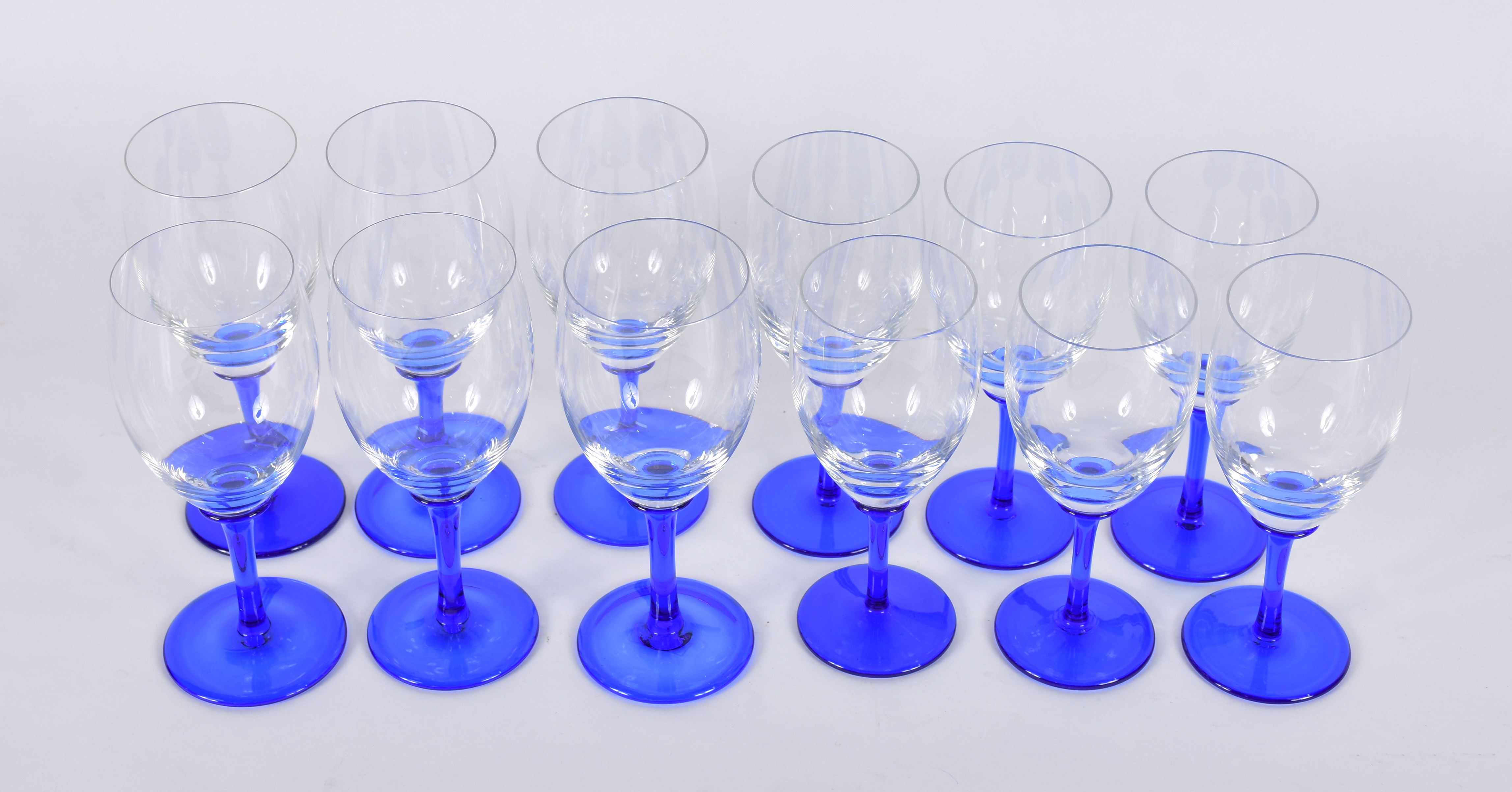 Seis taças para vinho tinto e 6 para vinho branco com pés altos na... - foto 2 de 3