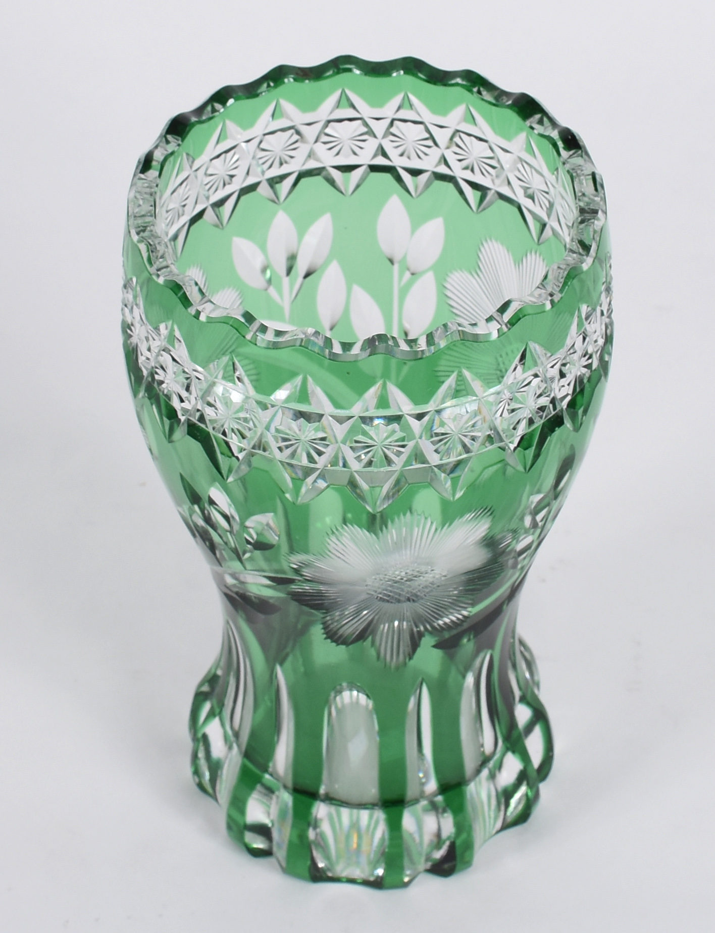 Vaso demi cristal verde lapidado. - foto 3 de 4