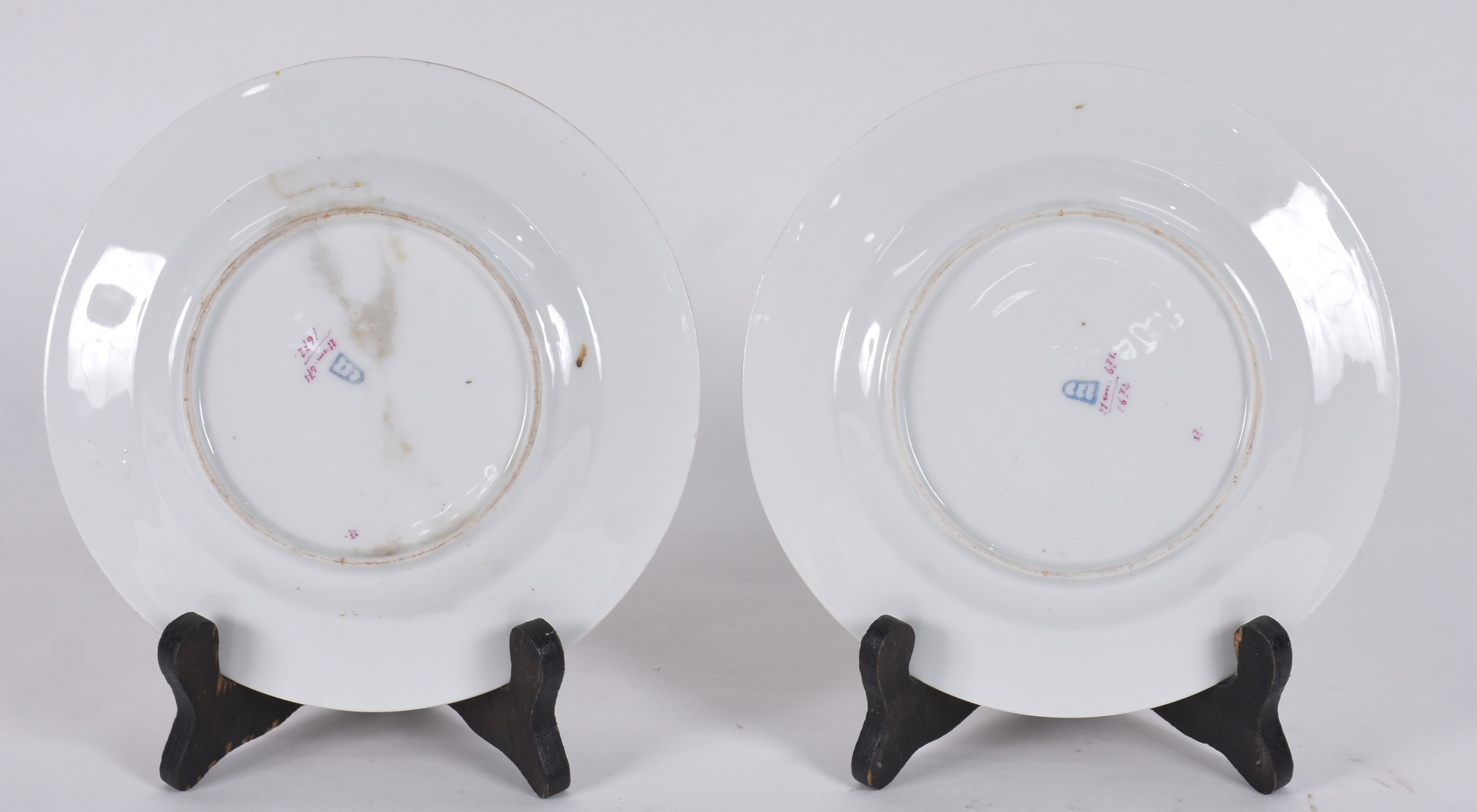 Par de pratos de porcelana Velho Viena decorados com cenas celestiais... - foto 2 de 3